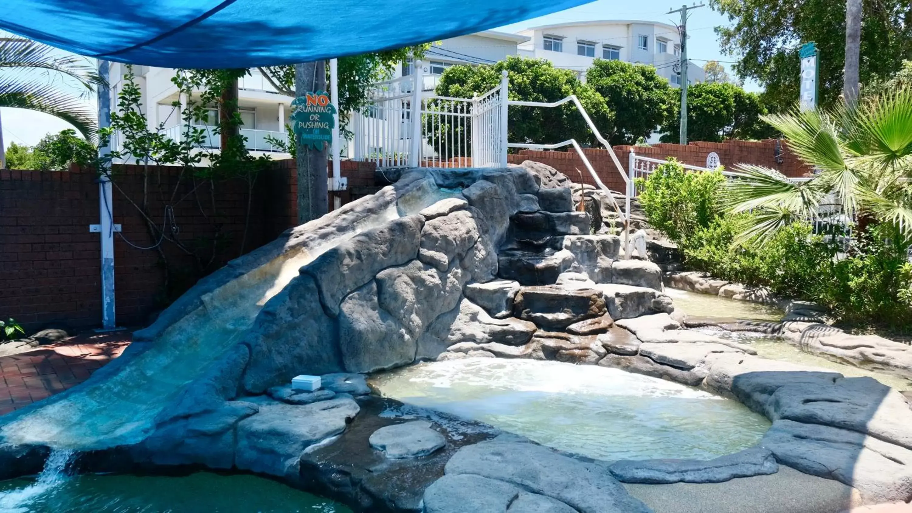 Swimming pool in Sapphire Palms Motel