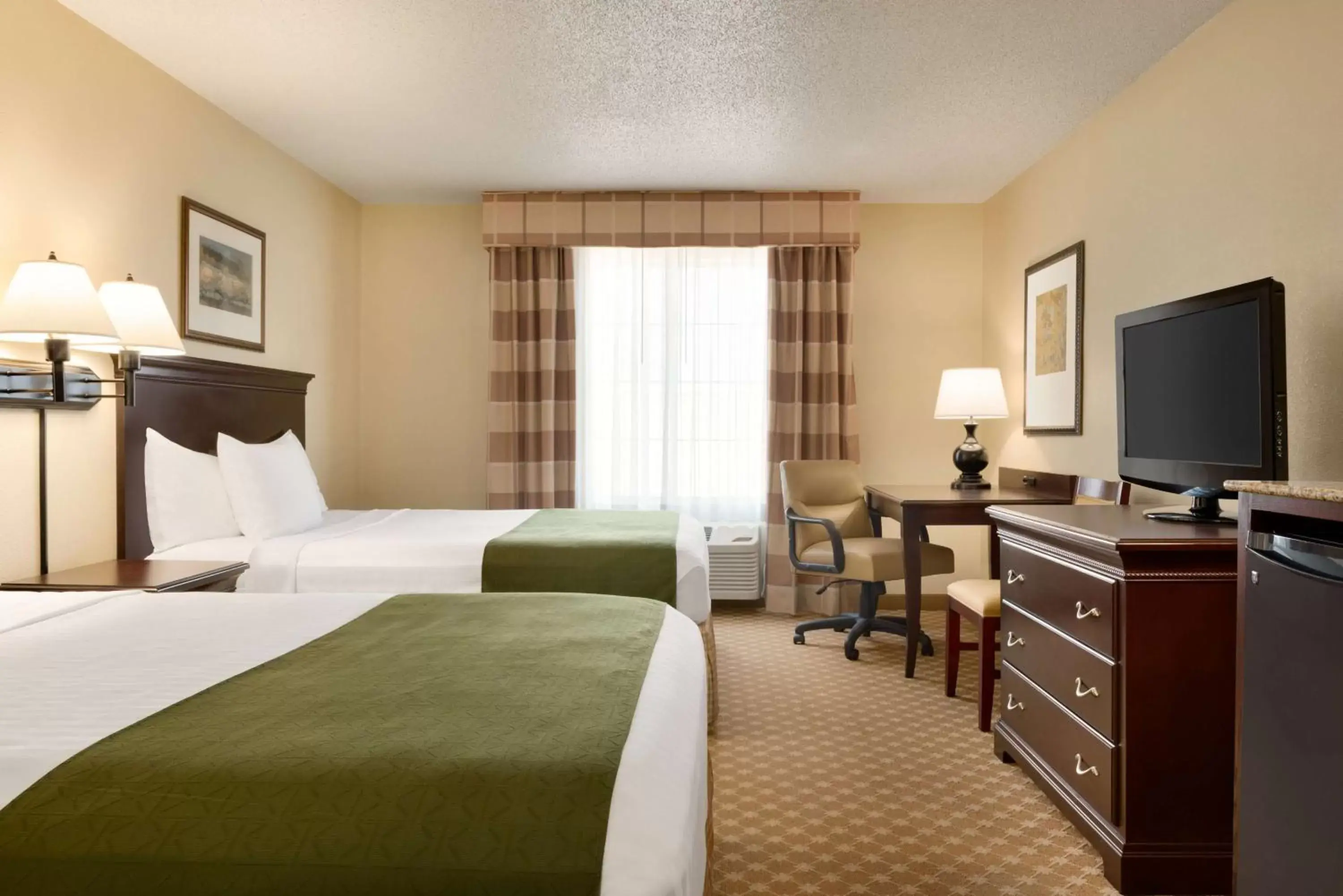 Photo of the whole room, Bed in Country Inn & Suites by Radisson, Chanhassen, MN