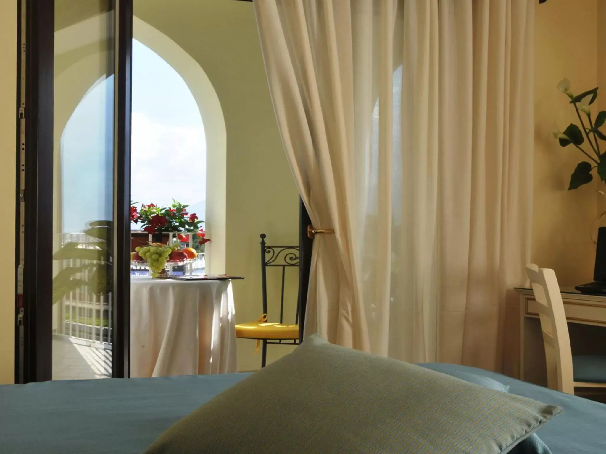 Balcony/Terrace, Bed in Costa Hotel