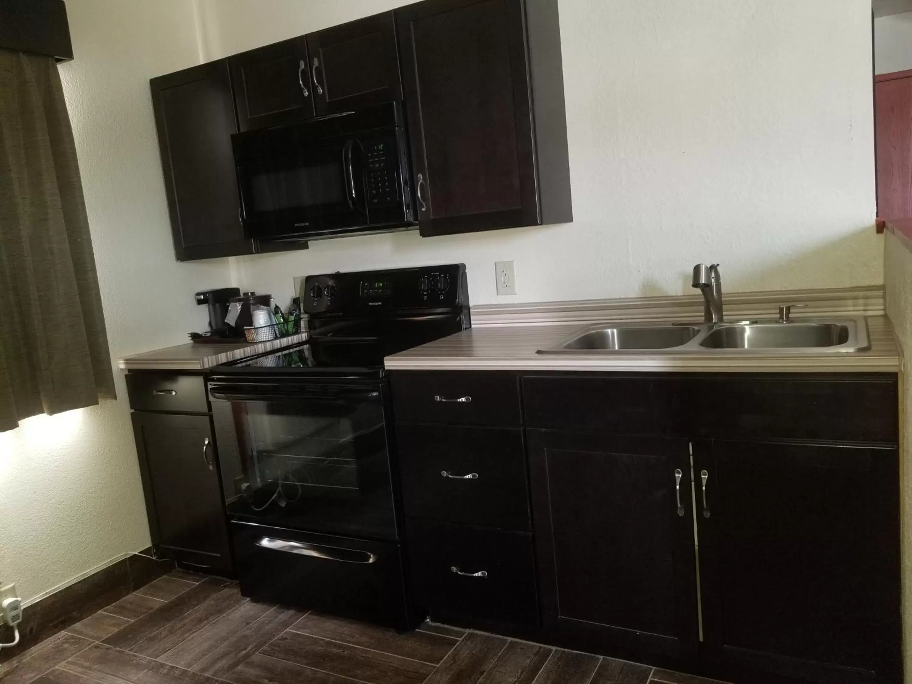 Kitchen or kitchenette, Kitchen/Kitchenette in Baymont by Wyndham Eau Claire WI