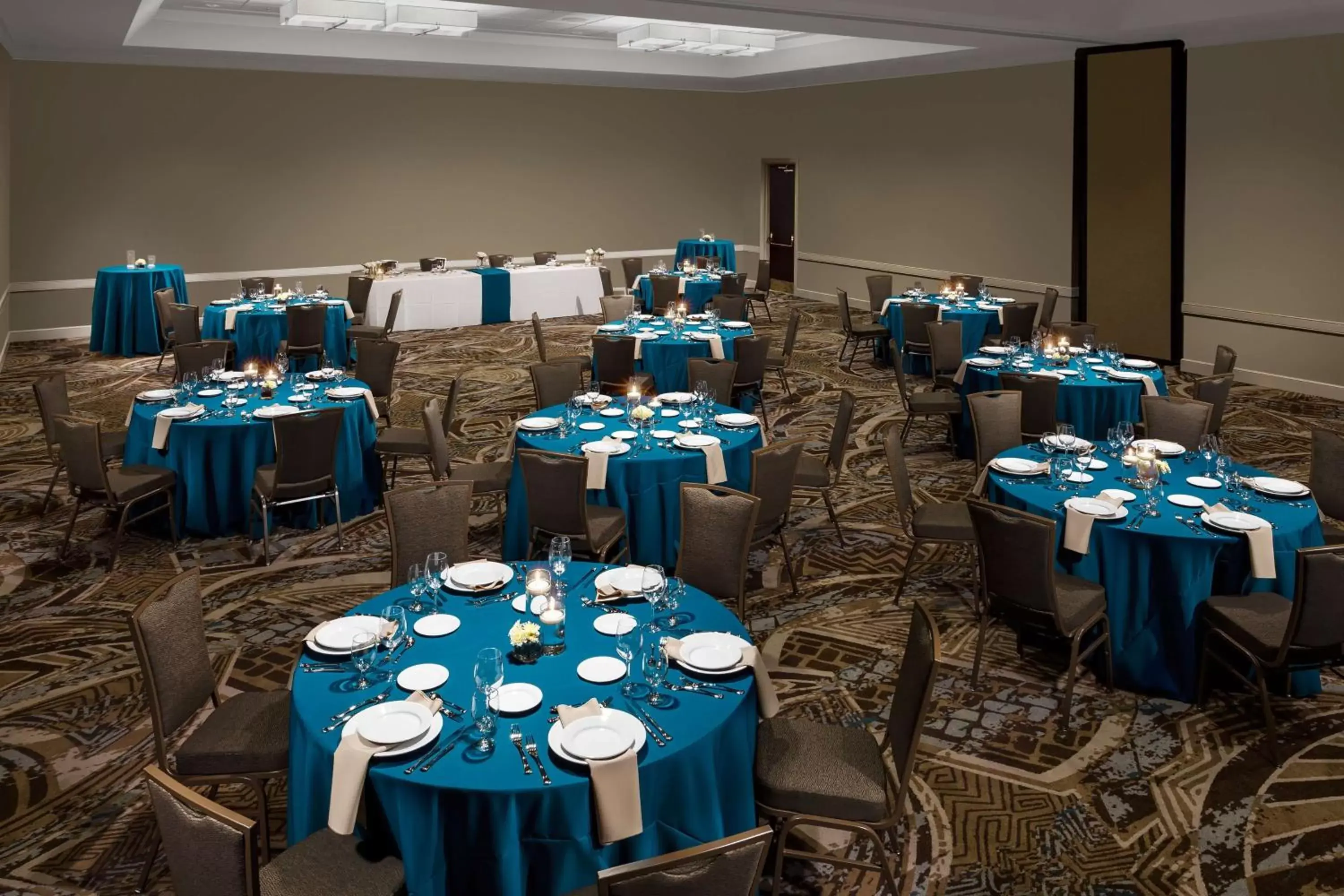 Meeting/conference room, Restaurant/Places to Eat in Embassy Suites by Hilton Orlando Lake Buena Vista Resort