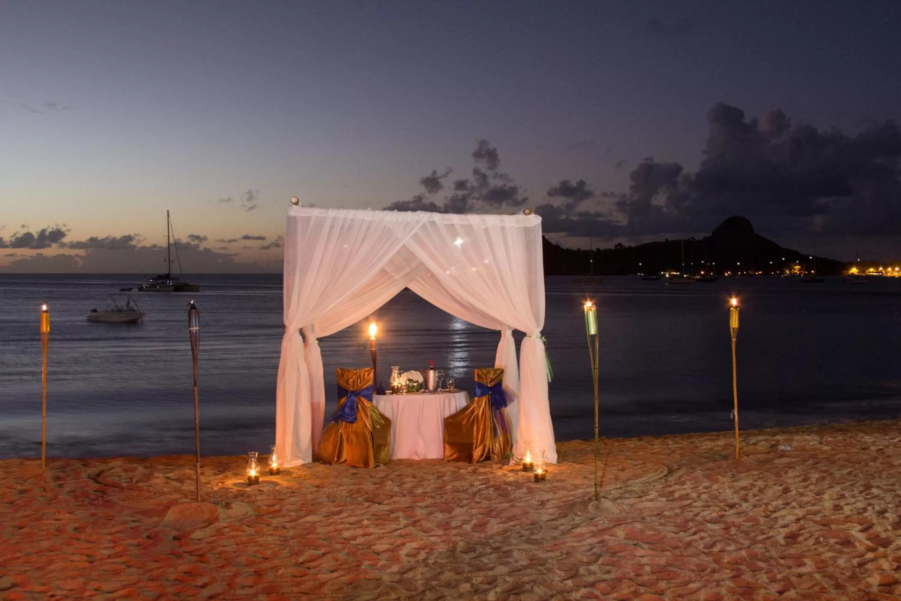 Restaurant/places to eat in Bay Gardens Beach Resort & Spa