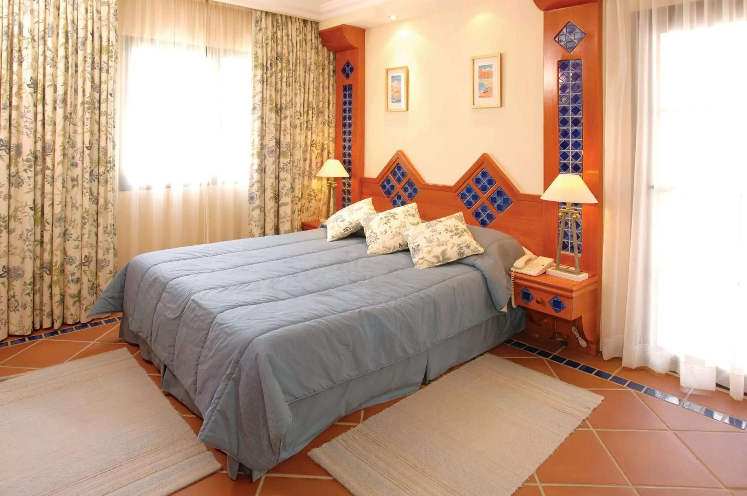 Bedroom, Bed in Pine Cliffs Village & Suites