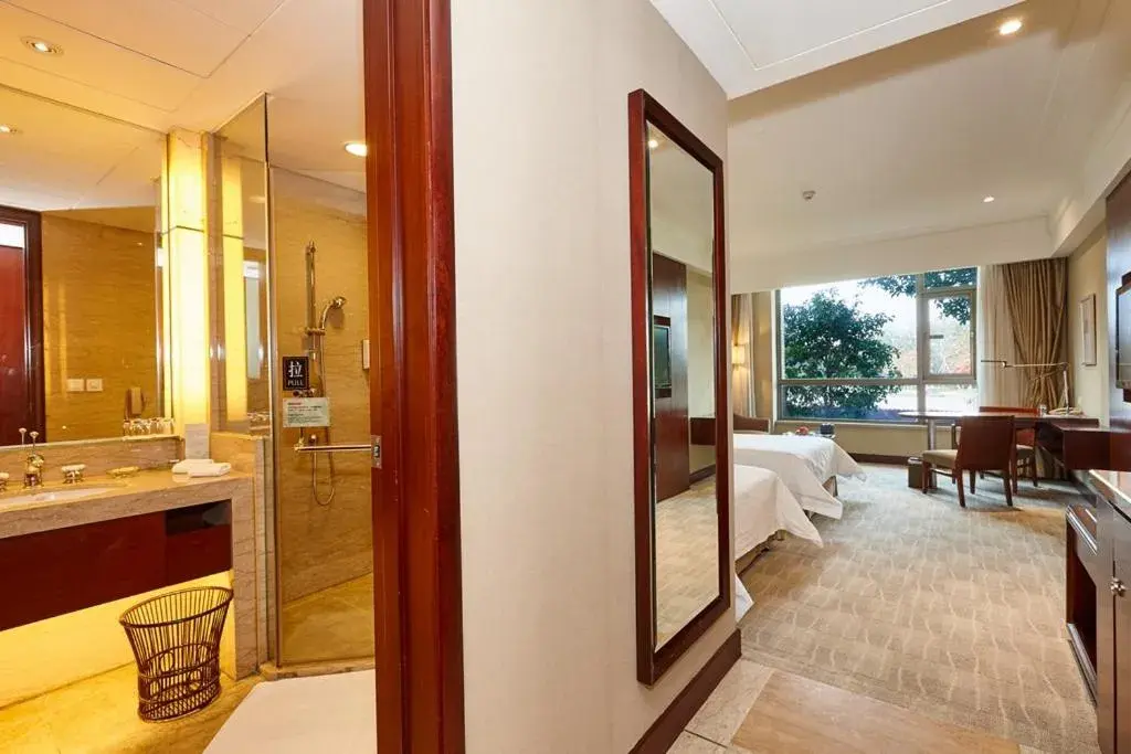 Bathroom in Tongli Lakeview Hotel