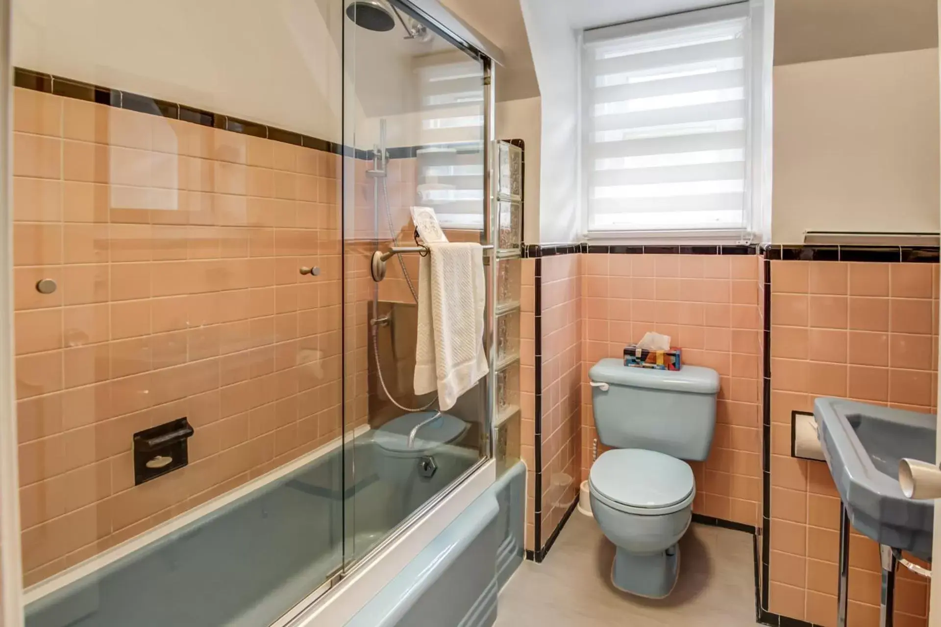 Quadruple Room with Private Bathroom in Chateau Murdock Gite Quadruple Room with Private Bathroom in Chateau Murdock Gite