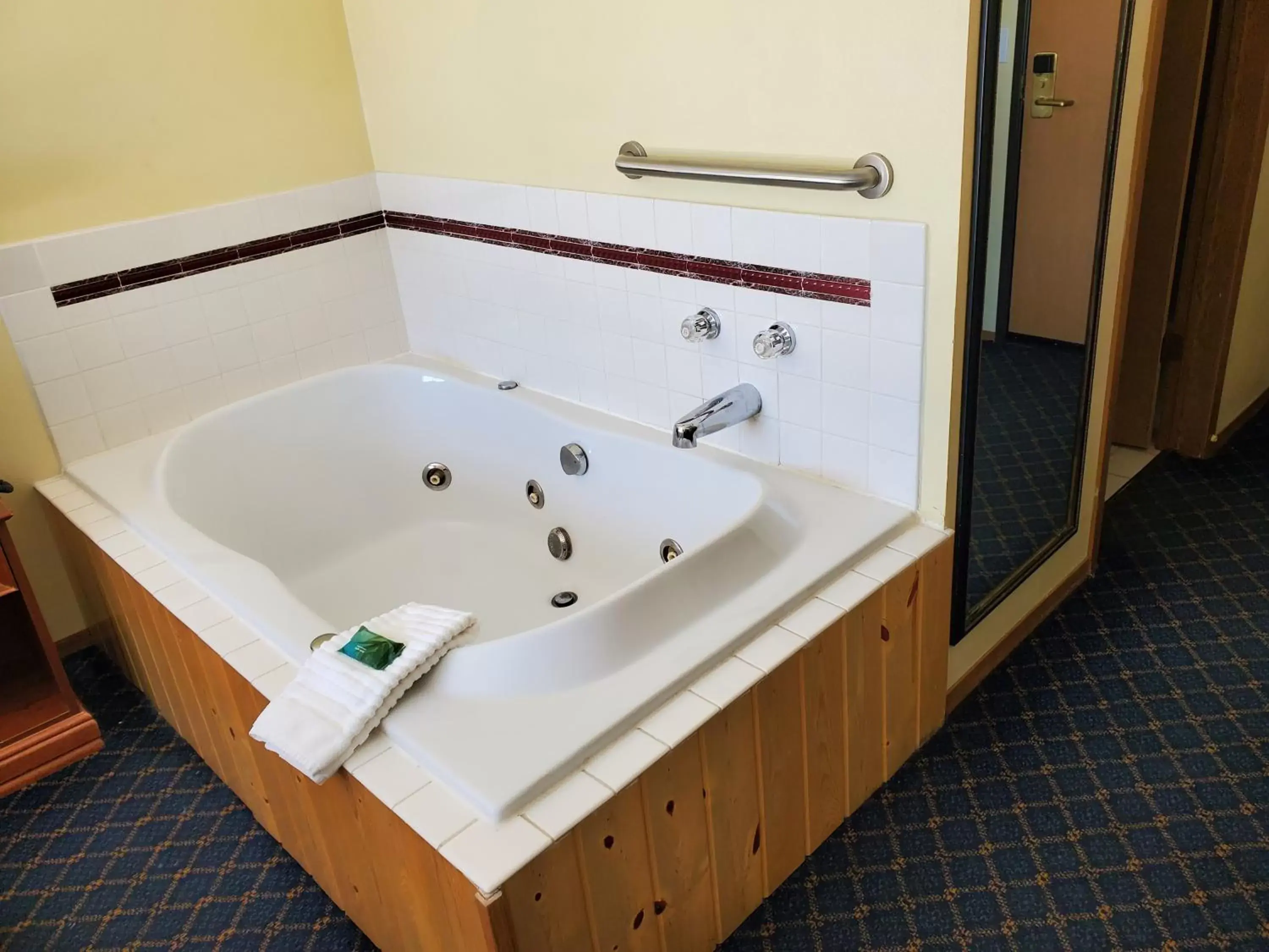 Hot Tub, Bathroom in The Hotel Bemidji