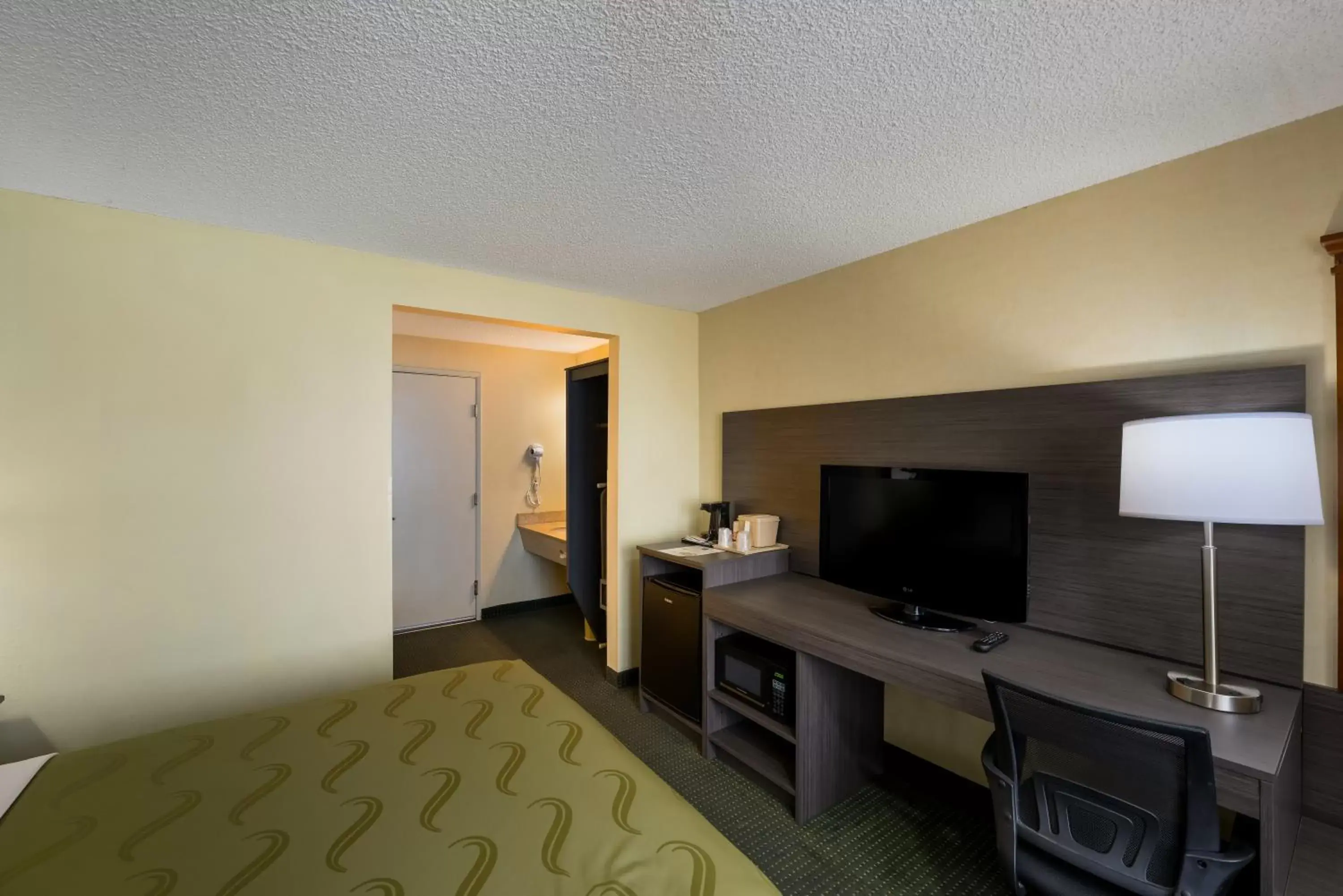 Bedroom, TV/Entertainment Center in Quality Inn SeaTac Airport-Seattle