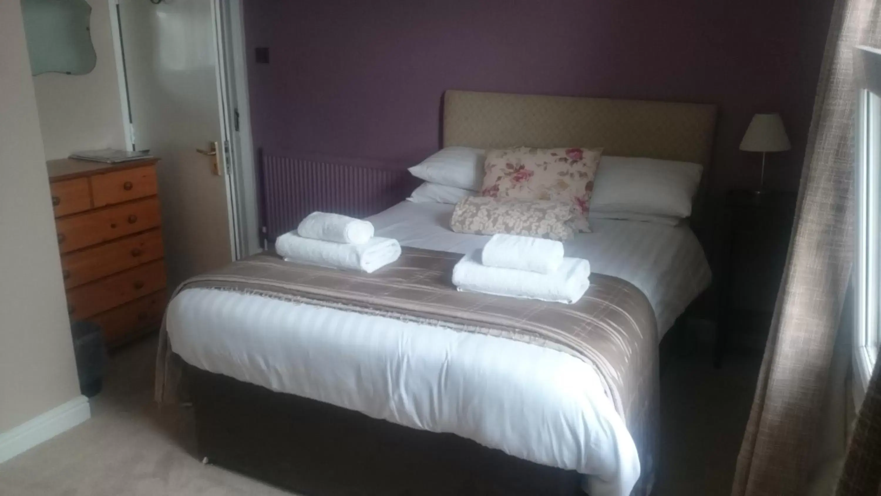 Photo of the whole room, Bed in George and Dragon Ashbourne