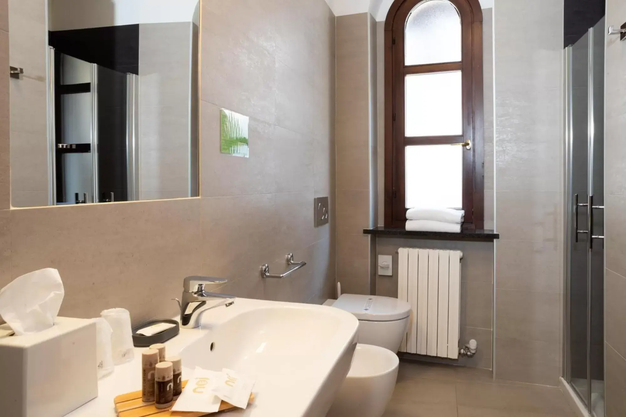 Bathroom in Le Torri - Castiglione Falletto