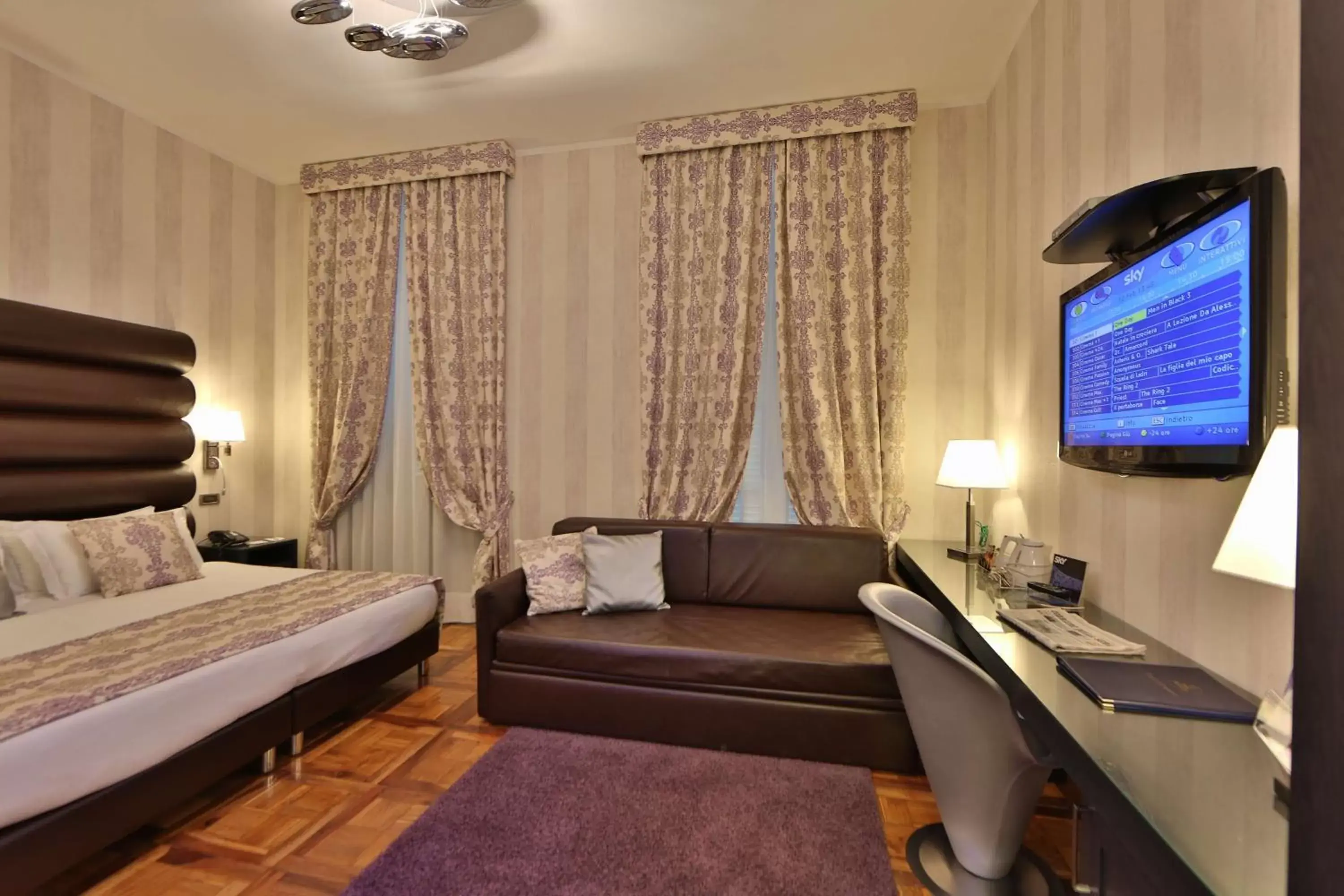 People, TV/Entertainment Center in Best Western Plus Hotel Genova