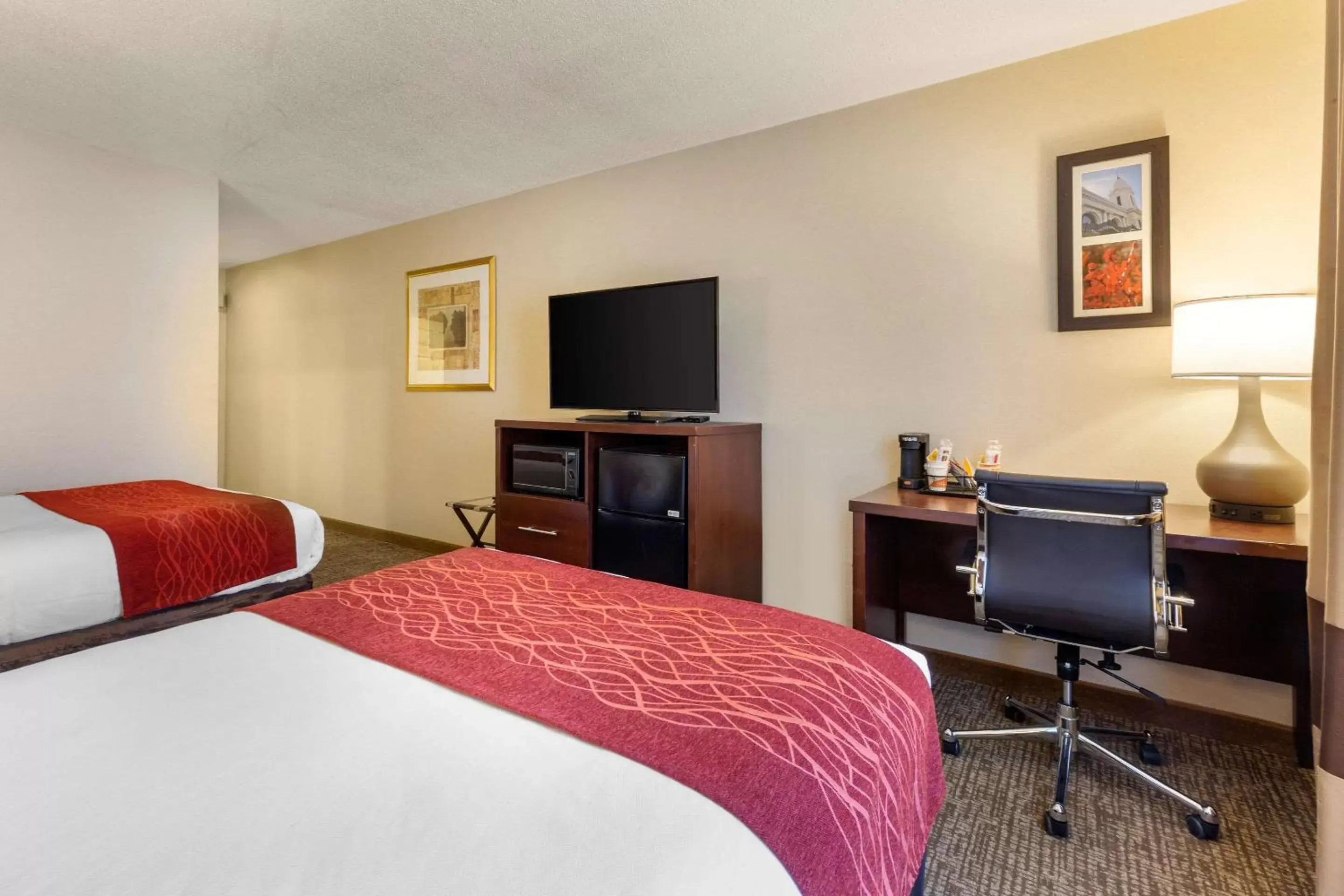 Photo of the whole room, TV/Entertainment Center in Comfort Inn Auburn-Worcester