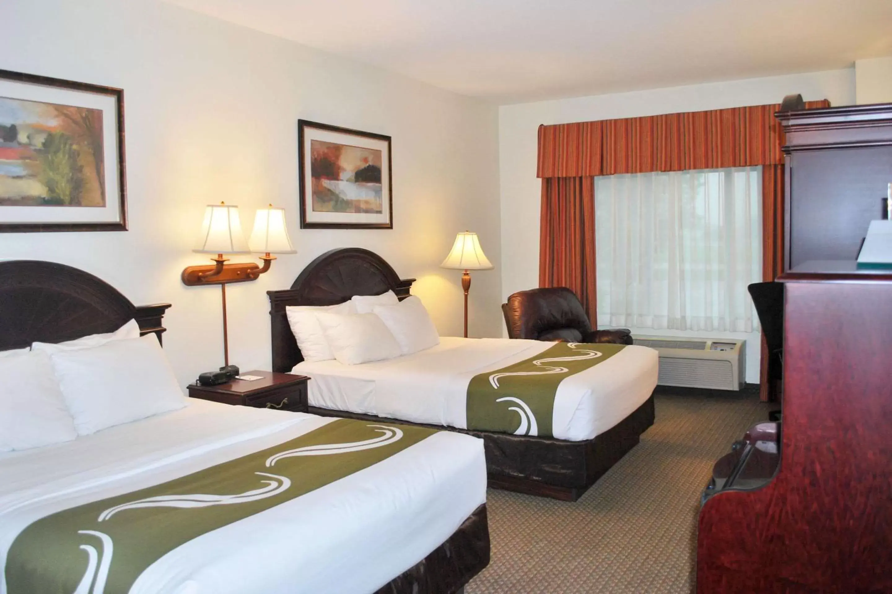 Photo of the whole room, Bed in Quality Inn & Suites Airport North