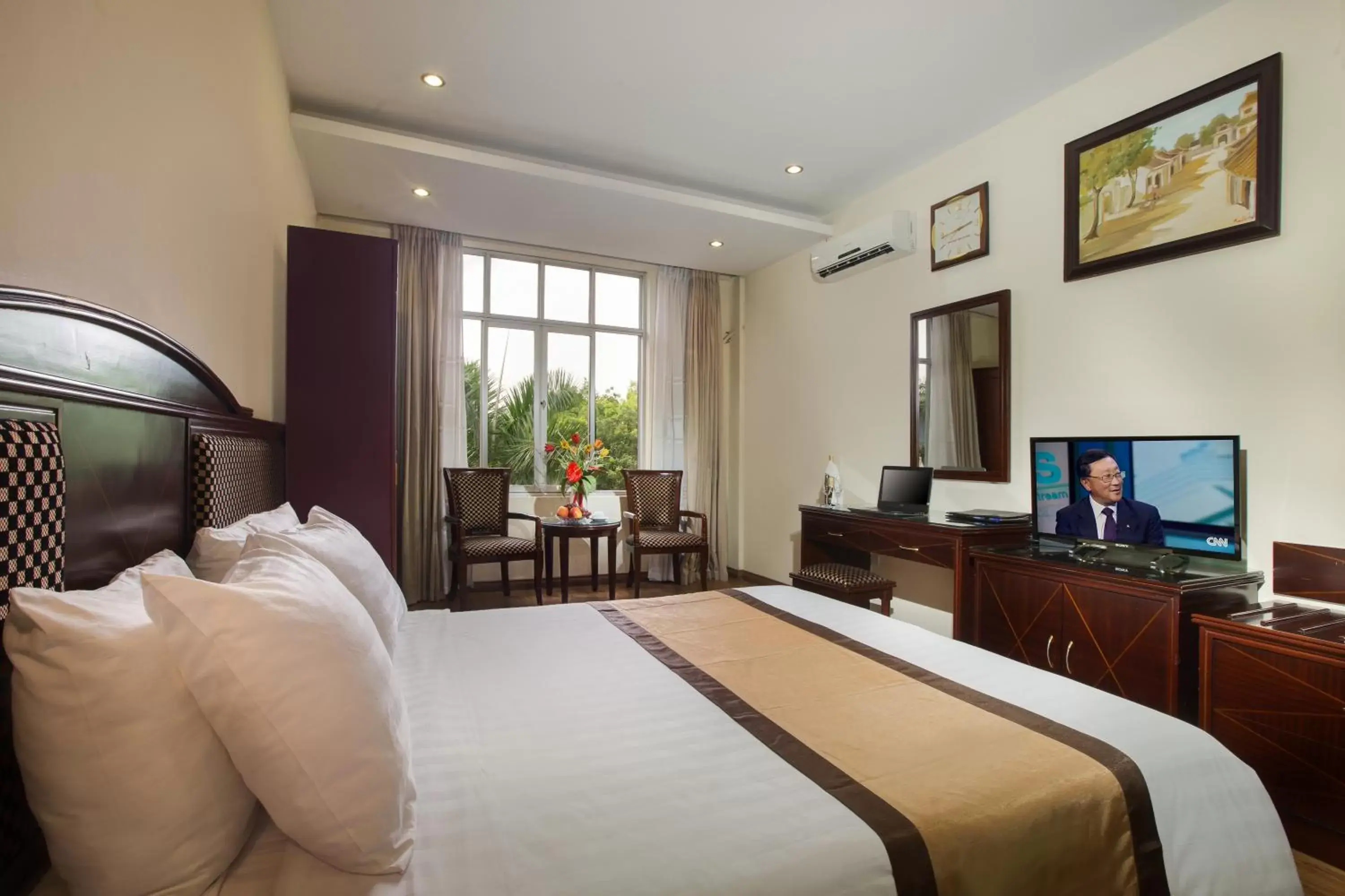 Bed, TV/Entertainment Center in TQT Hotel