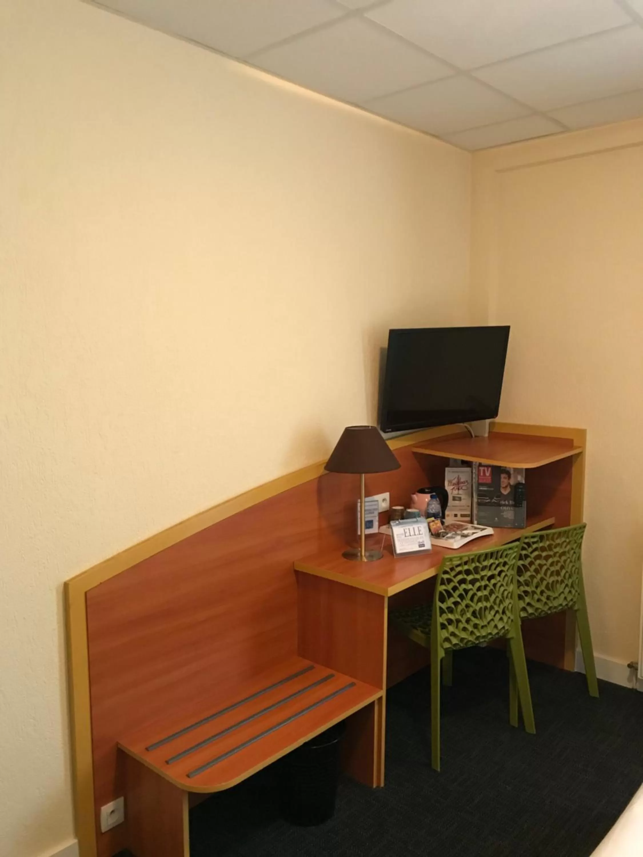 TV and multimedia in Kyriad Hôtel Lamballe - Gare TGV - Centre ville