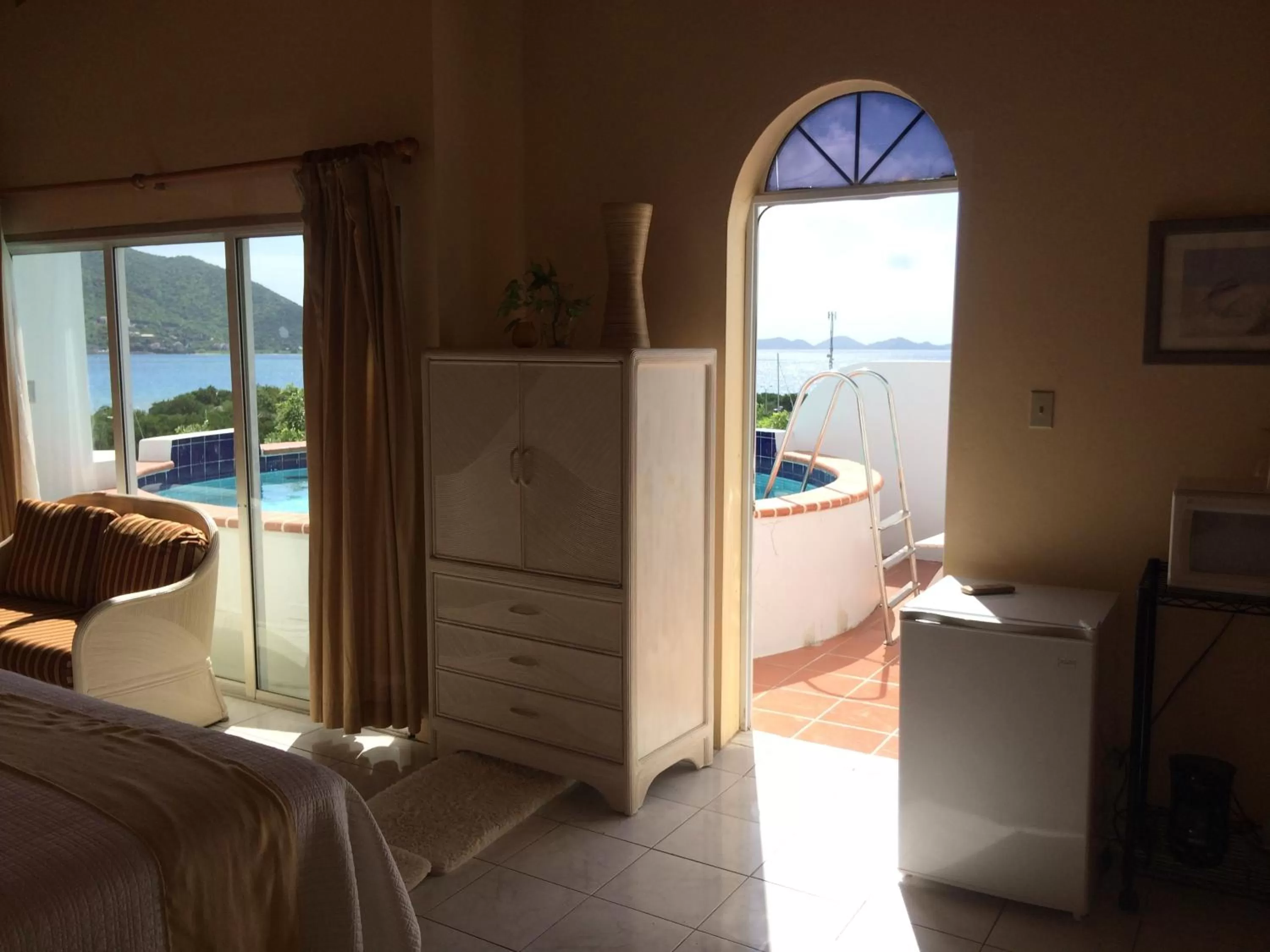 Balcony/Terrace, Bed in Fort Burt Hotel