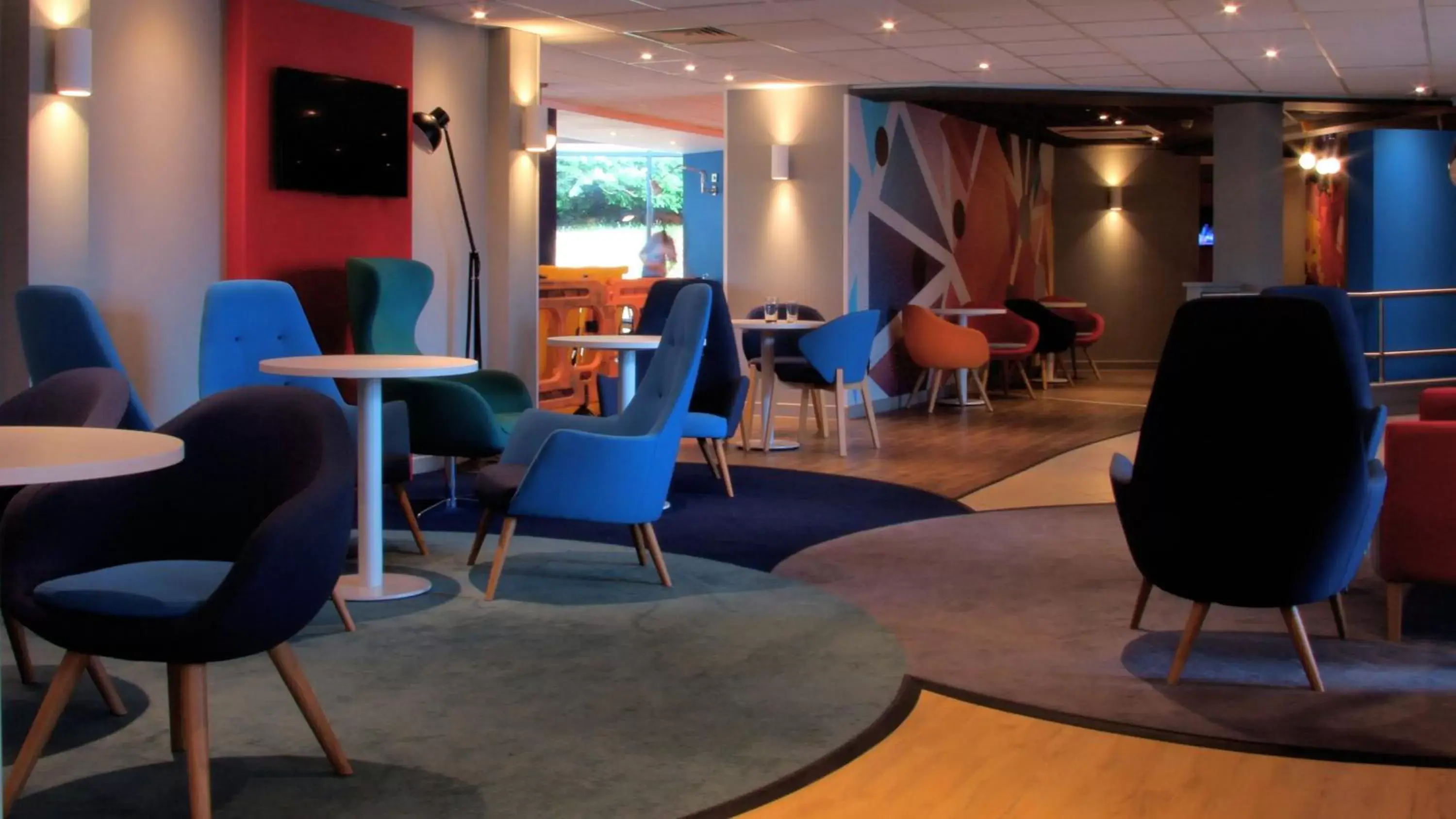 Lounge or bar in Holiday Inn Express London Stansted Airport, an IHG Hotel