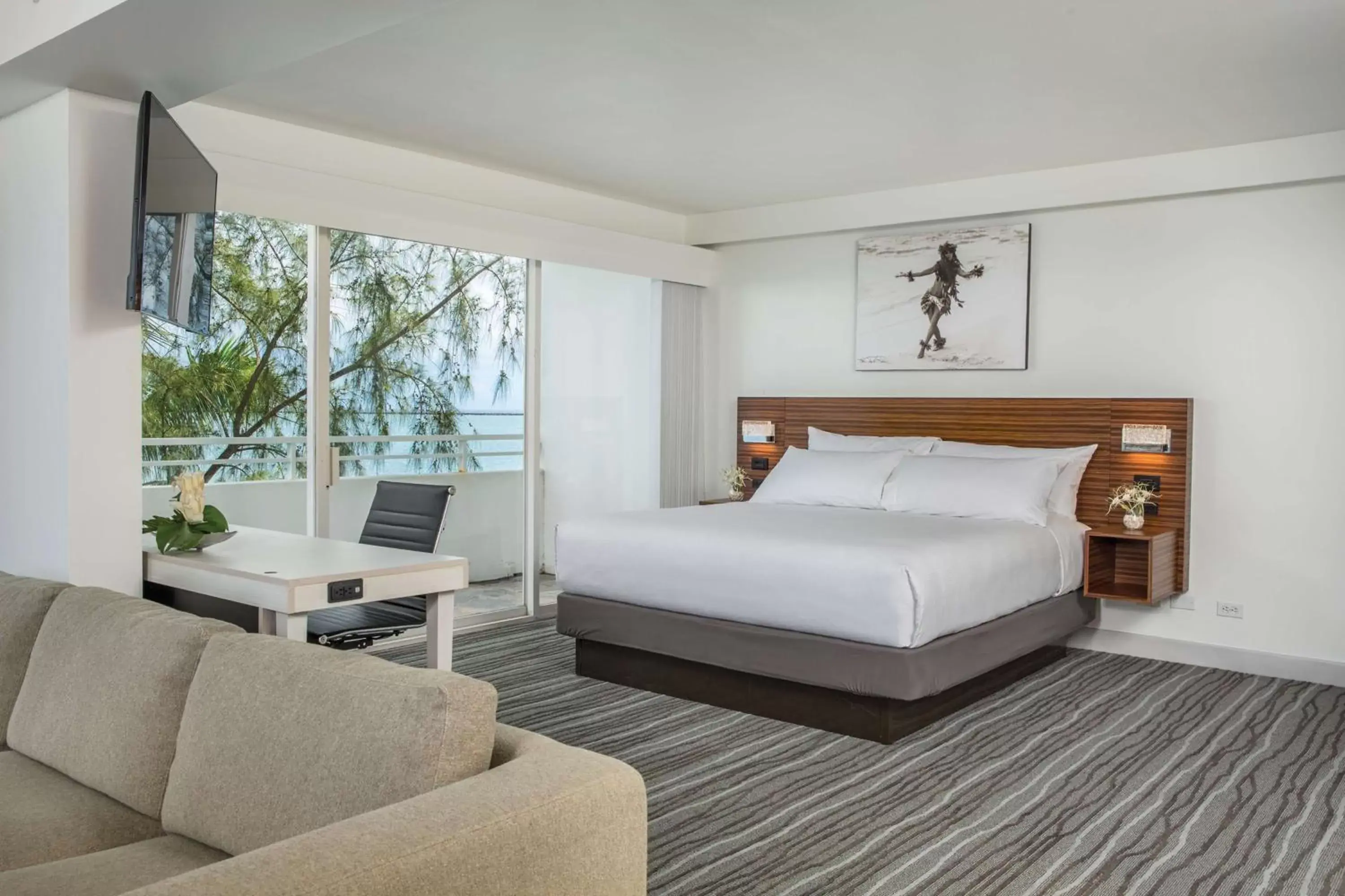 Bedroom, Bed in Grand Naniloa Hotel, a Doubletree by Hilton