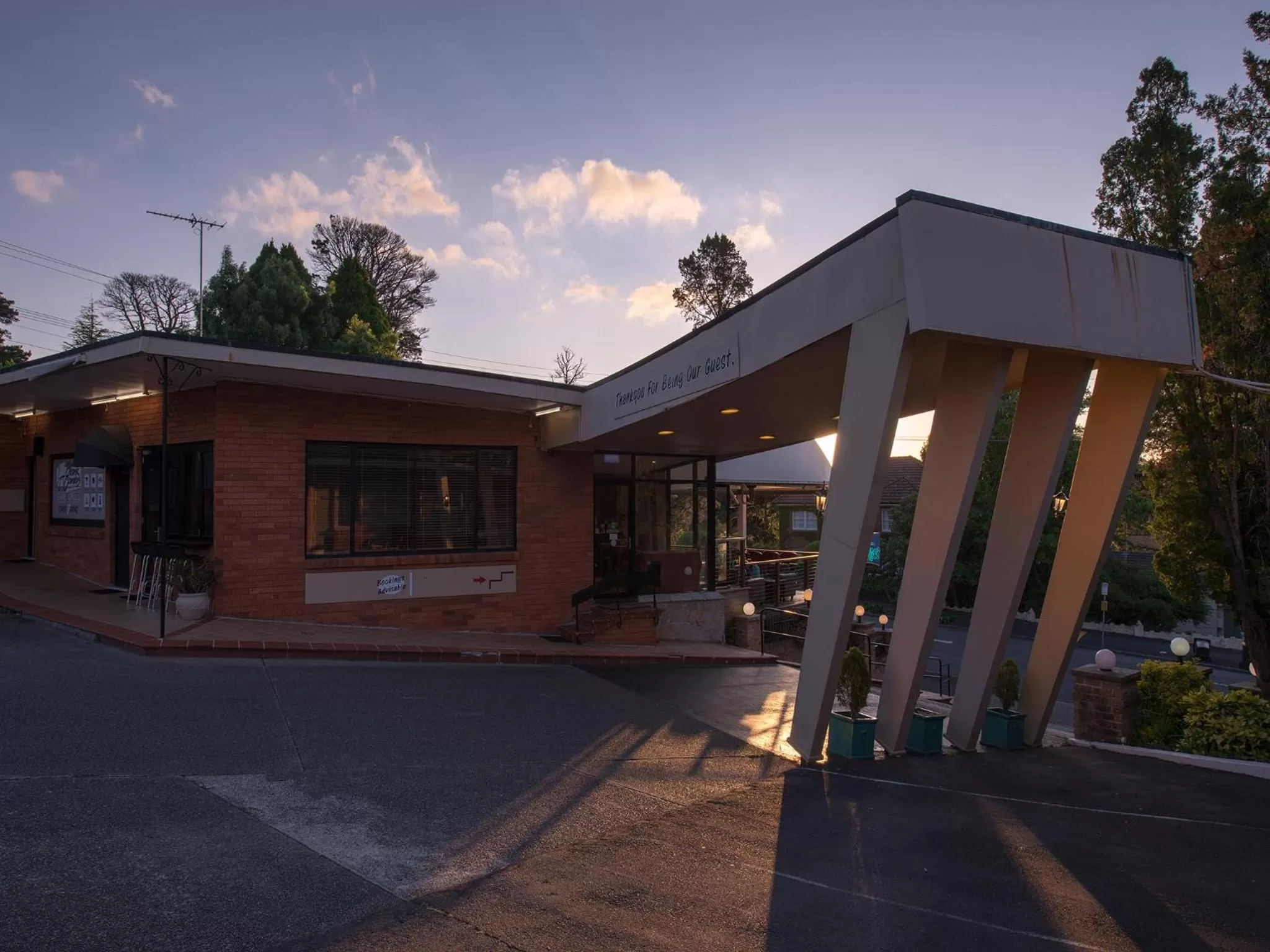 Facade/entrance in 3 Sisters Motel