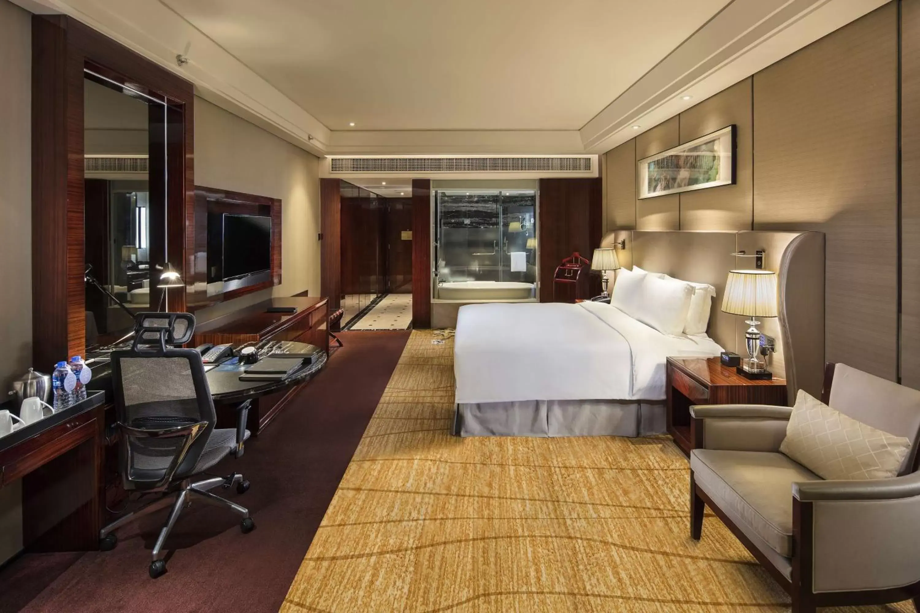 Deluxe King Room with City View in Hilton Foshan Deluxe King Room with City View in Hilton Foshan