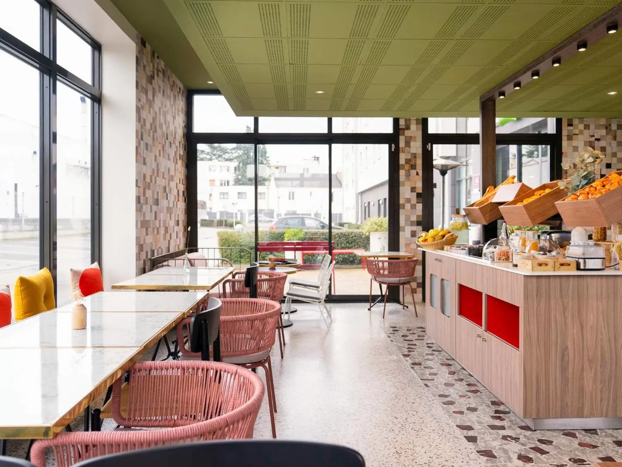 Living room, Restaurant/Places to Eat in ibis Styles Versailles Saint Quentin en Yvelines