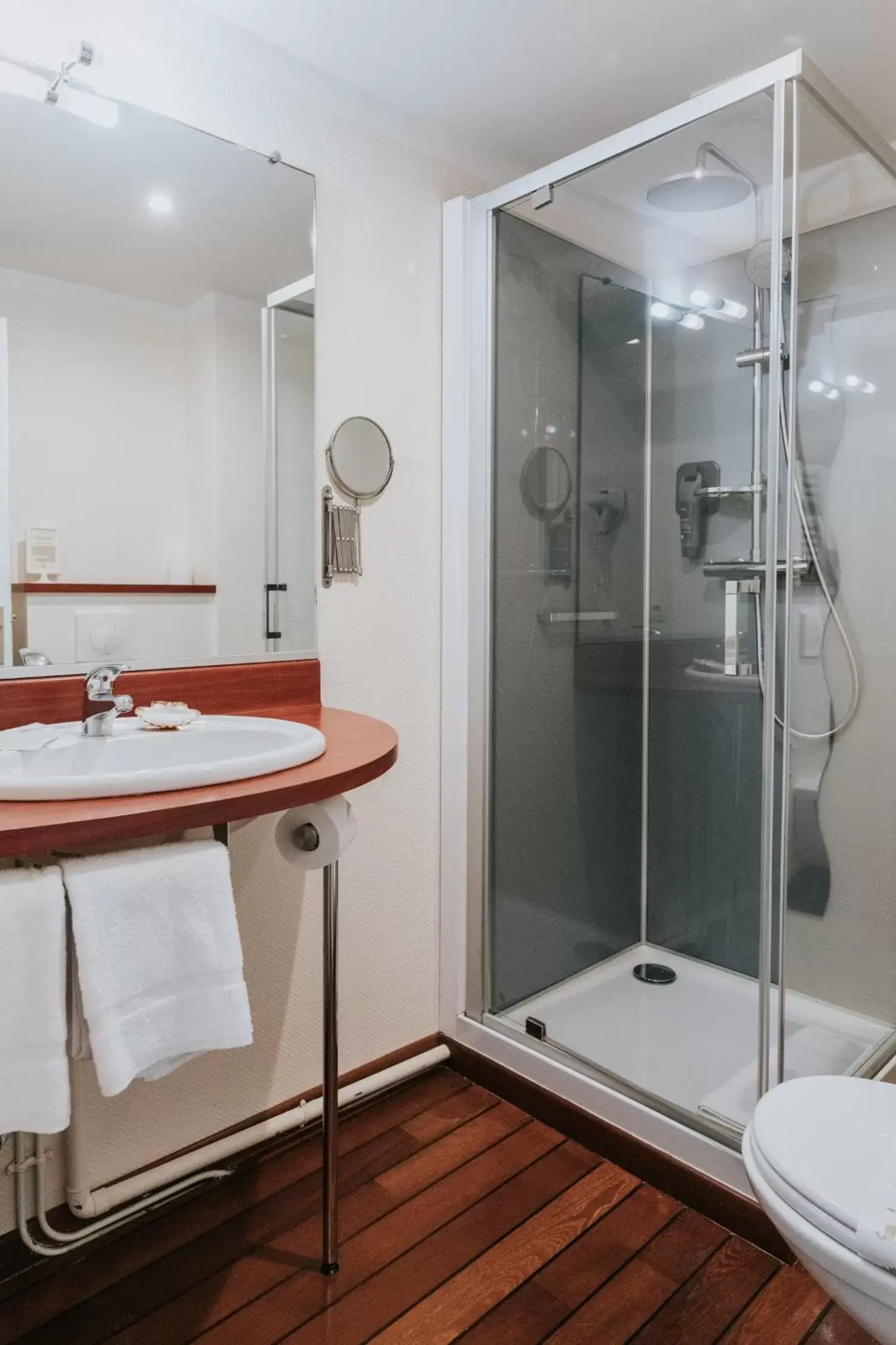 Bathroom in Hôtel Aux Tamaris - Vue Mer
