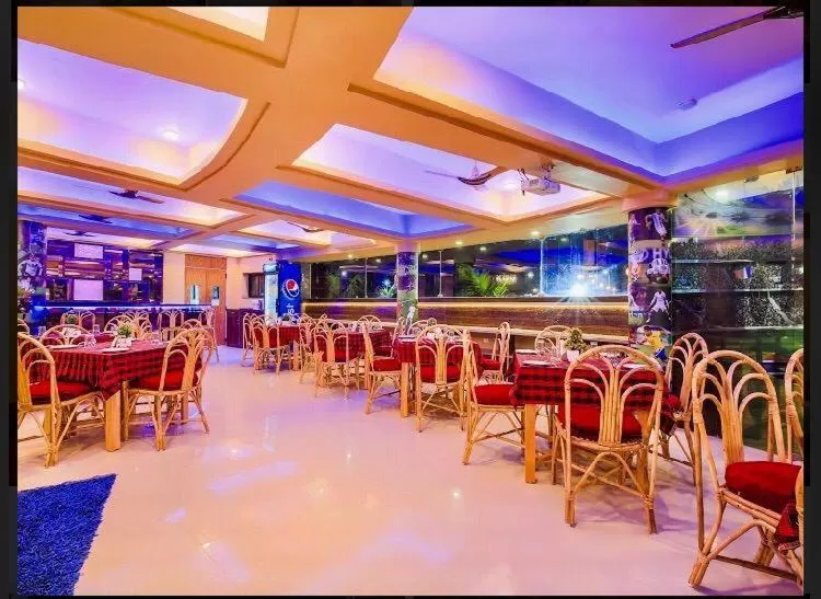 Restaurant/places to eat in The Center Court Resort & Spa