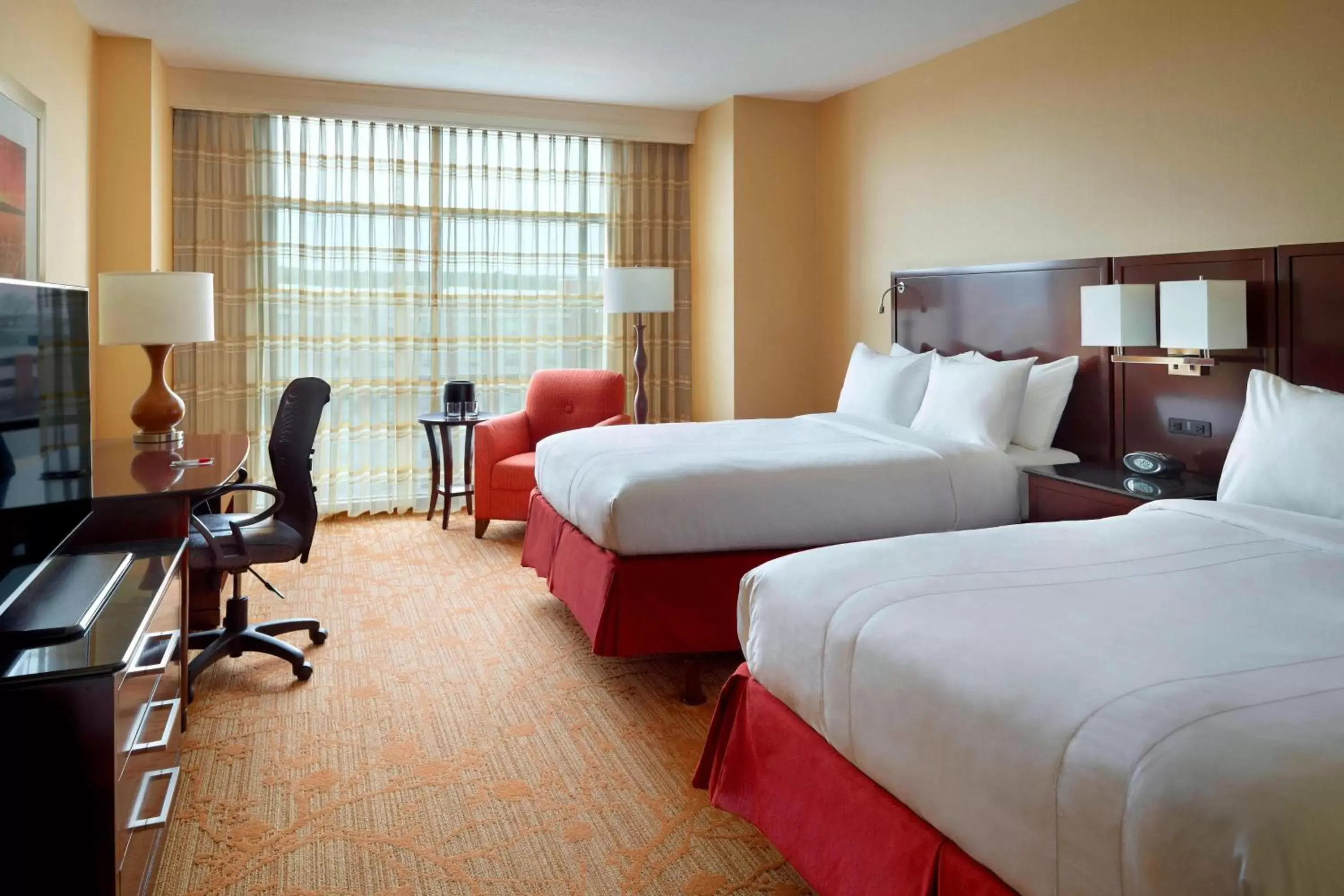 Photo of the whole room, Bed in Marriott Bloomington Normal Hotel and Conference Center