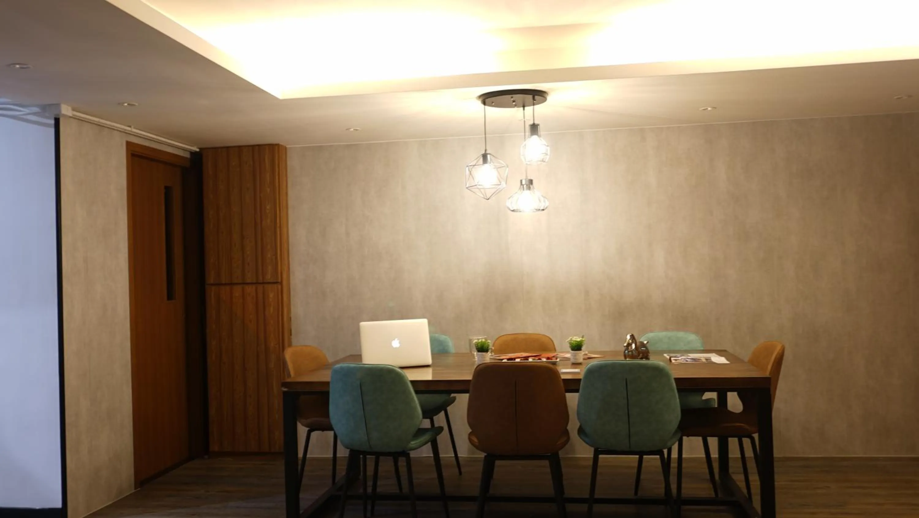 Communal lounge/ TV room in Homy Inn North Point