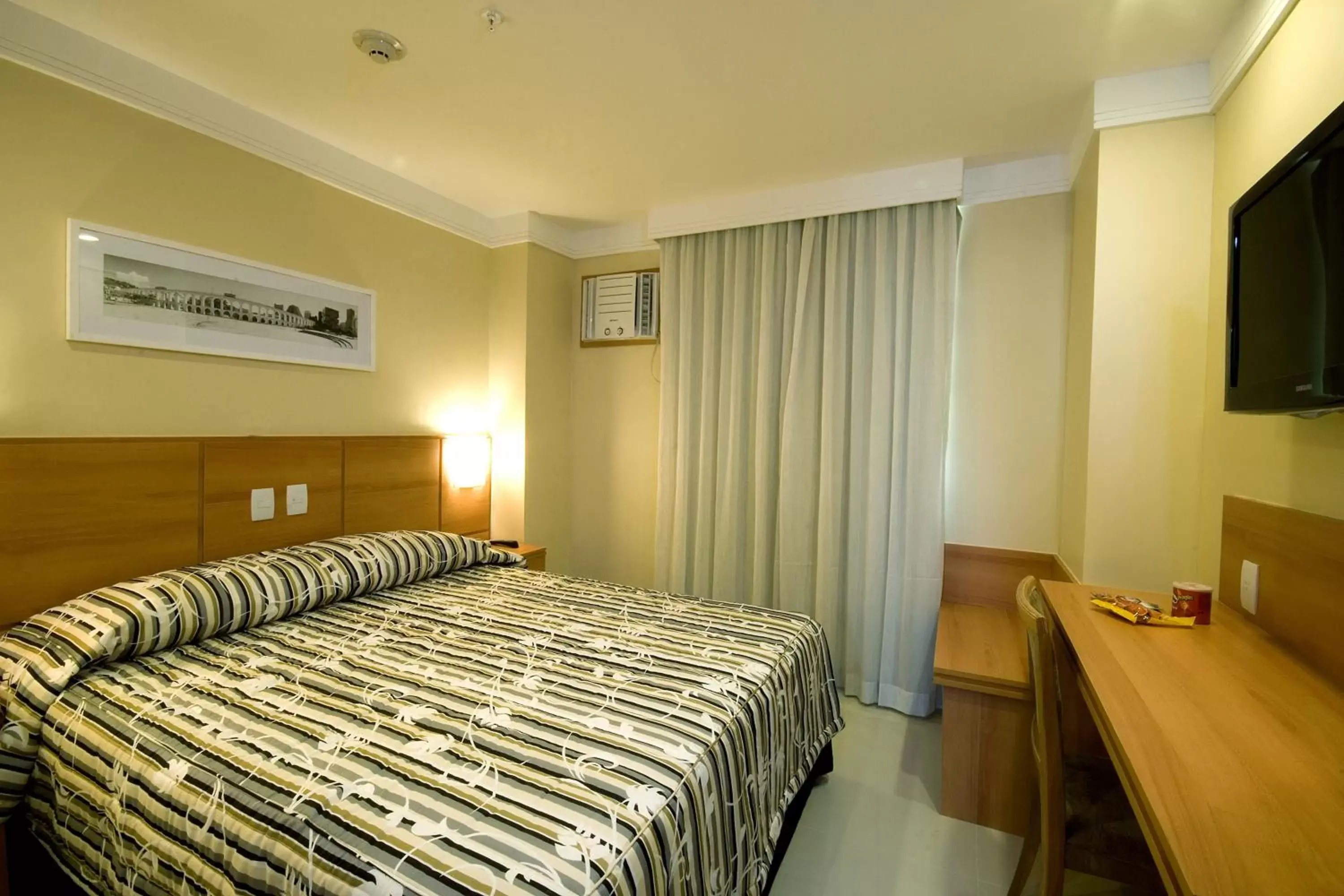 Photo of the whole room, Bed in Hotel Atlântico Business Centro