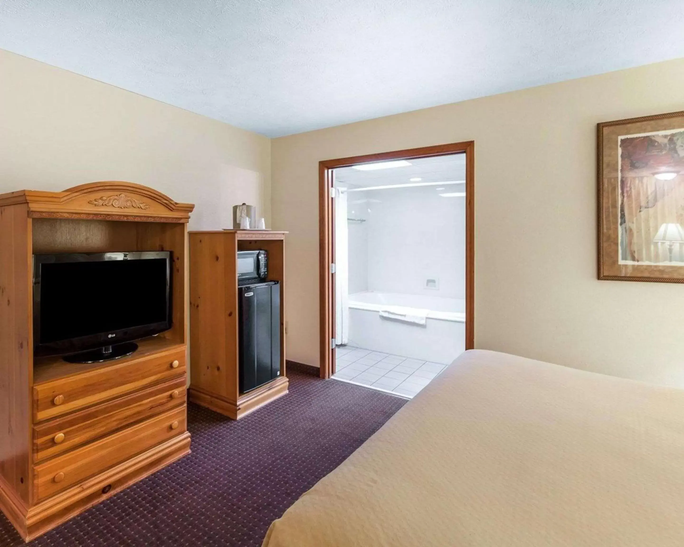 Photo of the whole room, TV/Entertainment Center in Quality Inn & Suites at Dollywood Lane