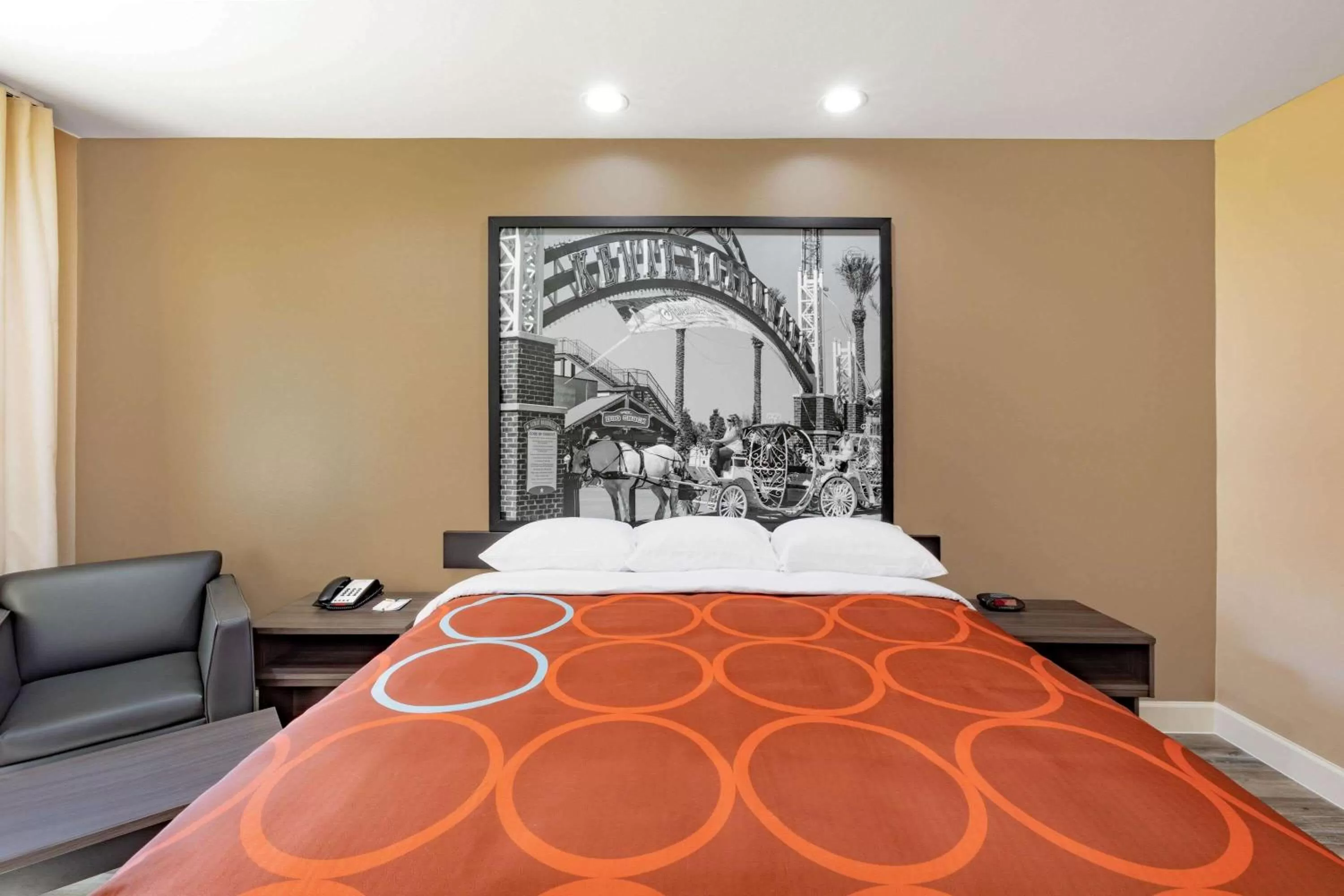 Photo of the whole room, Bed in Super 8 by Wyndham Houston NW Beltway 8-West Rd