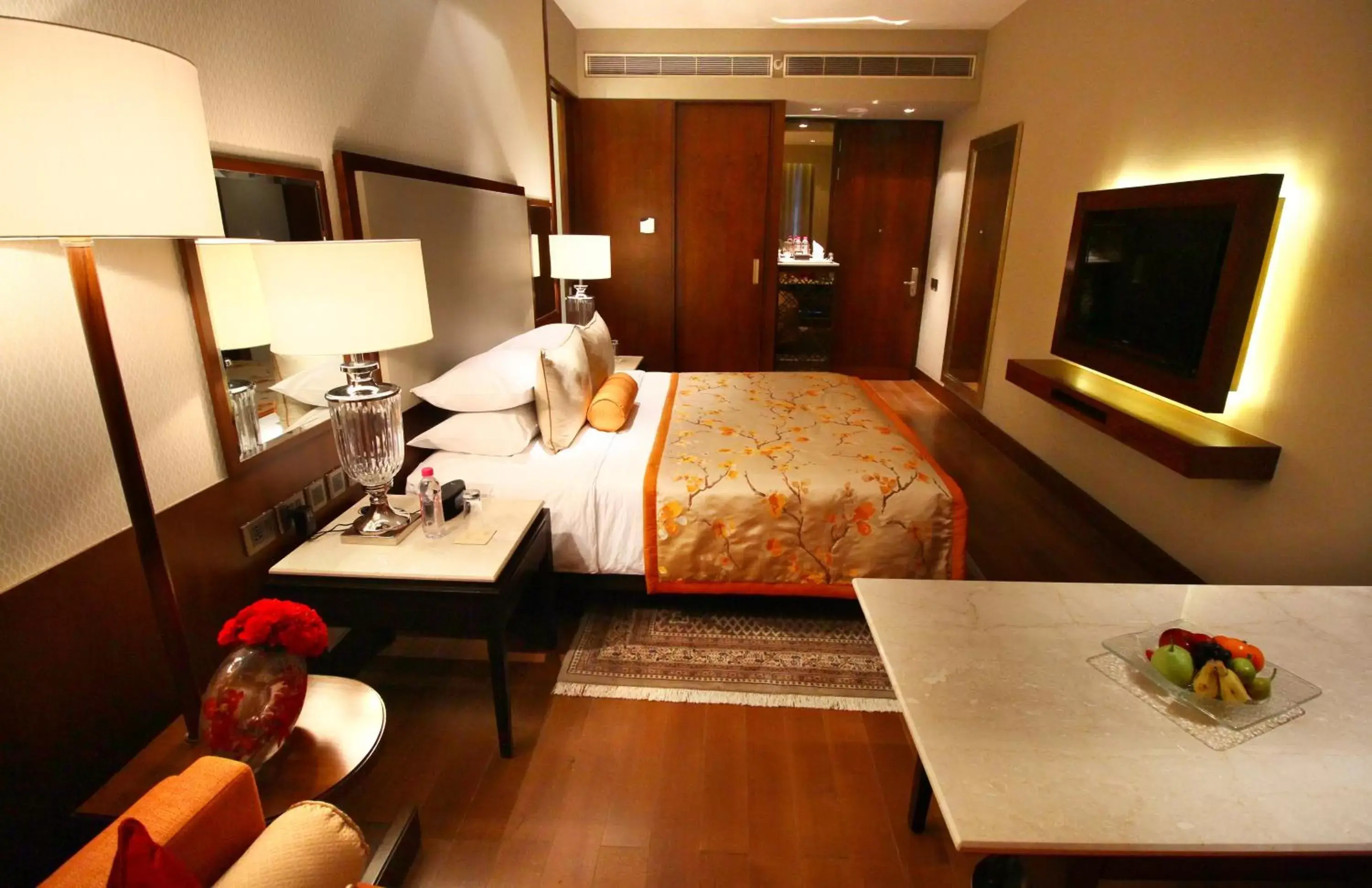 Photo of the whole room, Bed in Taj Bangalore