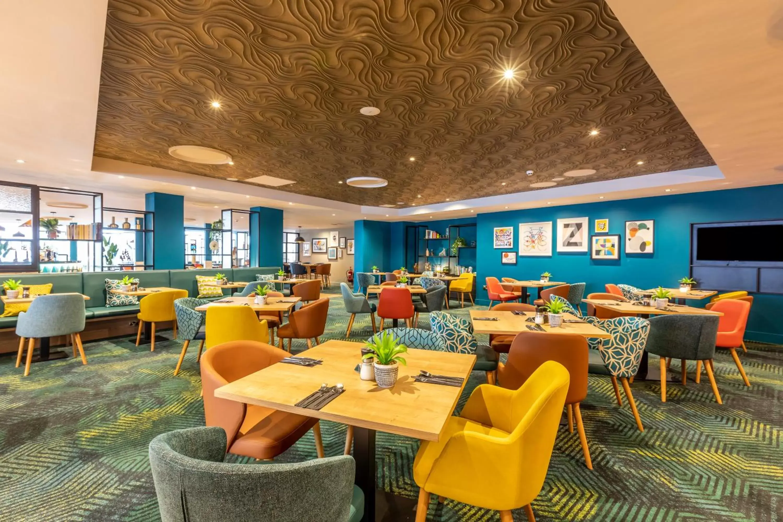 Lounge or bar, Restaurant/Places to Eat in Holiday Inn Oxford, an IHG Hotel