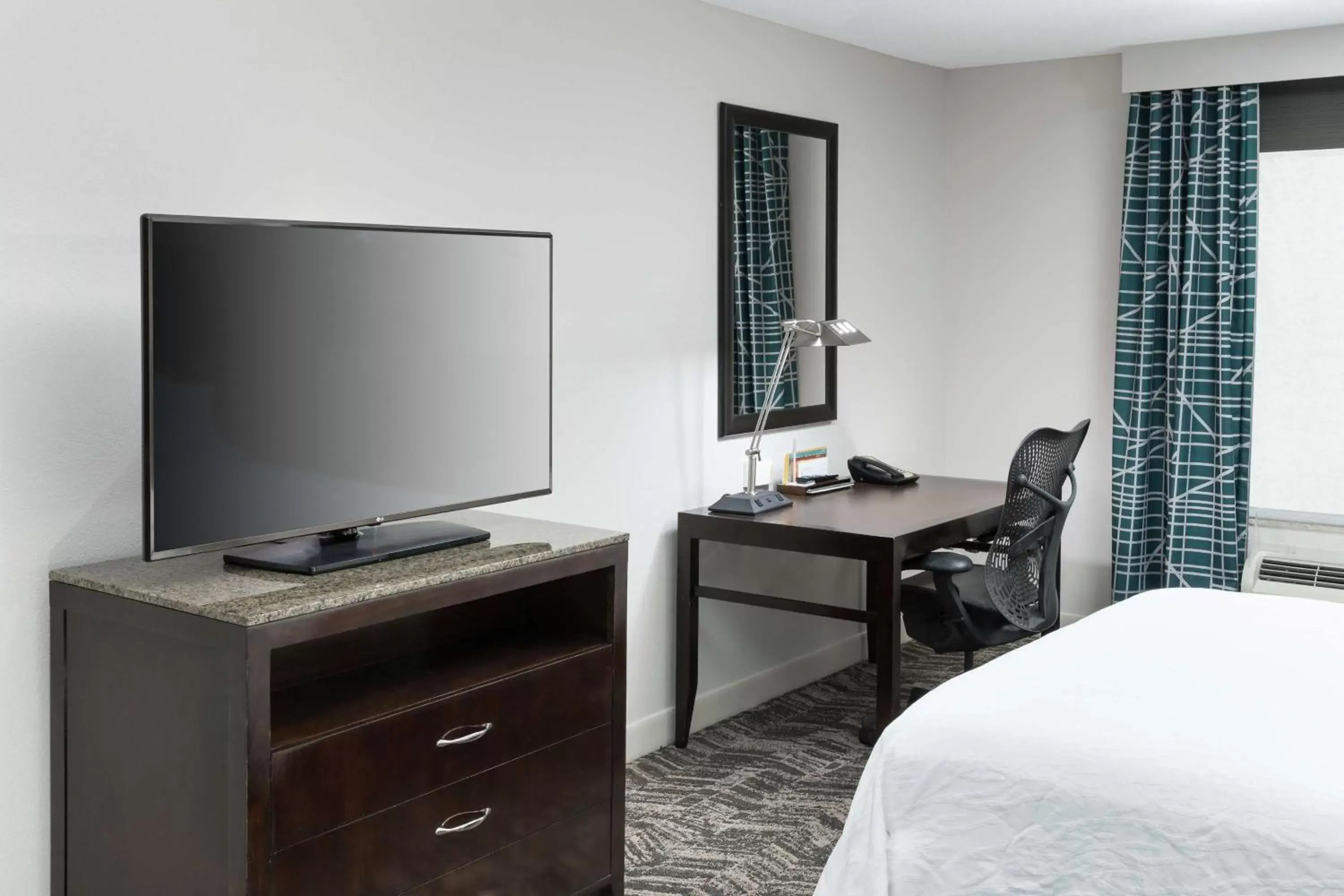 Bedroom, TV/Entertainment Center in Hilton Garden Inn Dothan