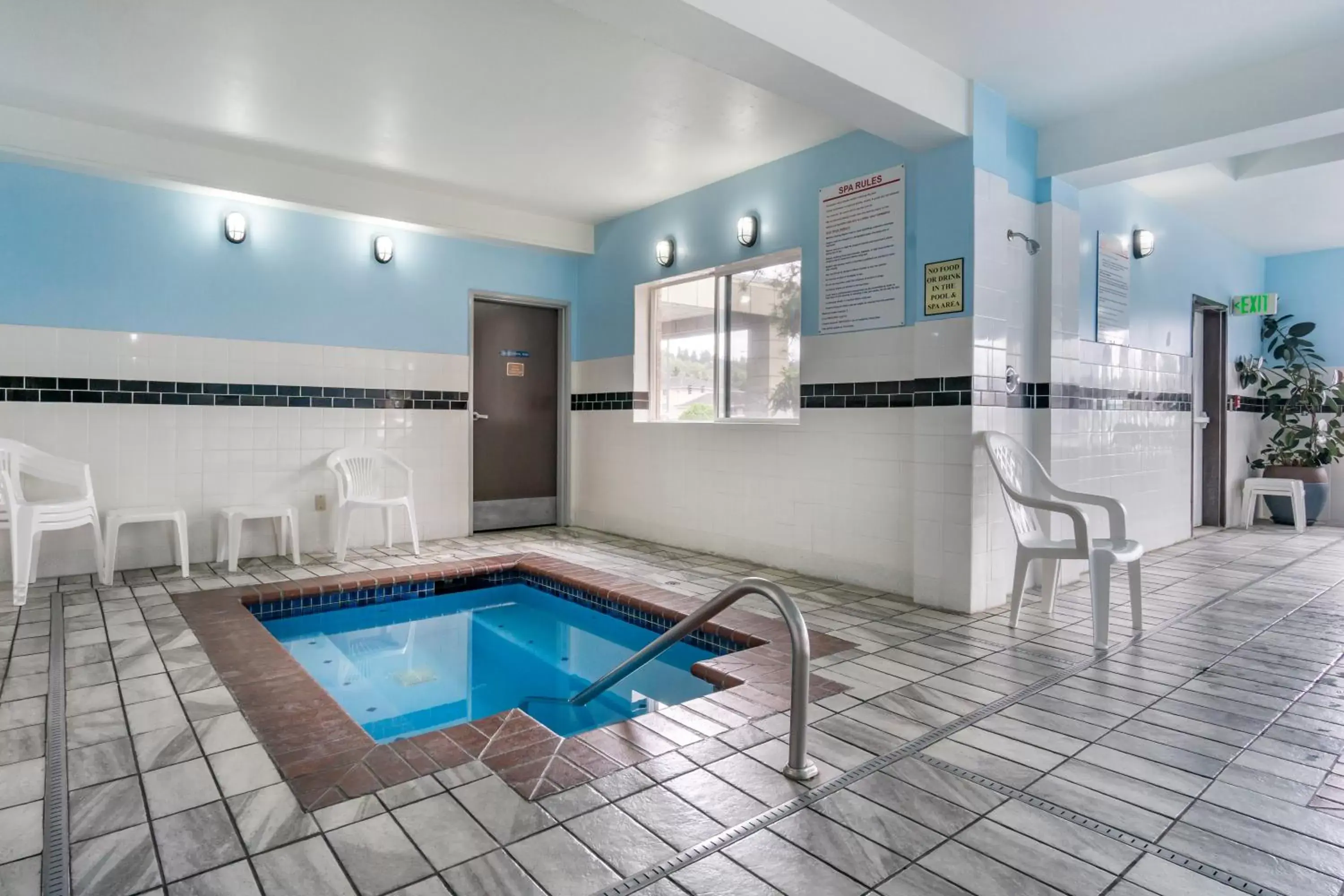 Swimming Pool in Comfort Inn Kent - Seattle