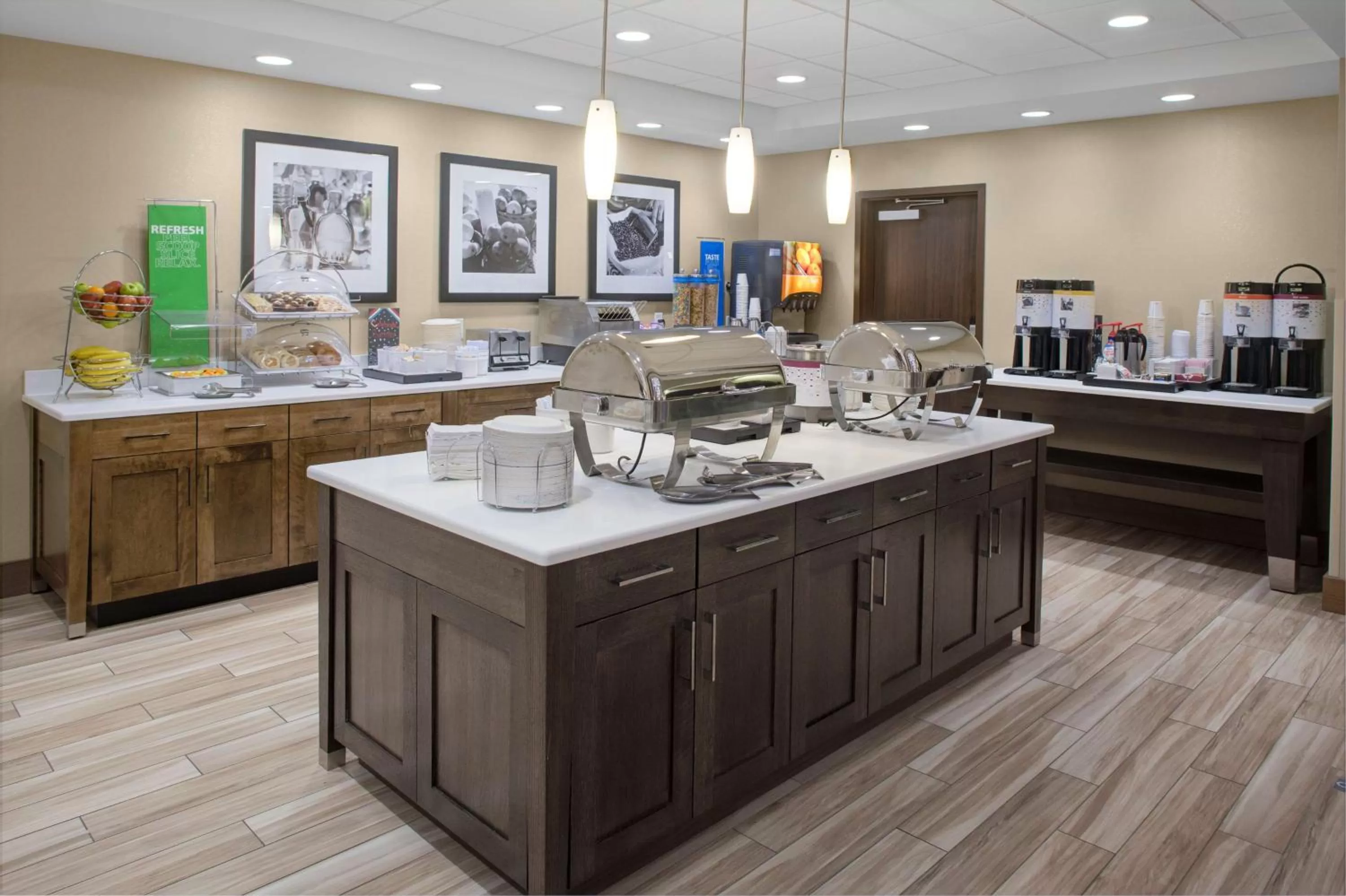 Breakfast in Hampton Inn & Suites Syracuse North Airport Area