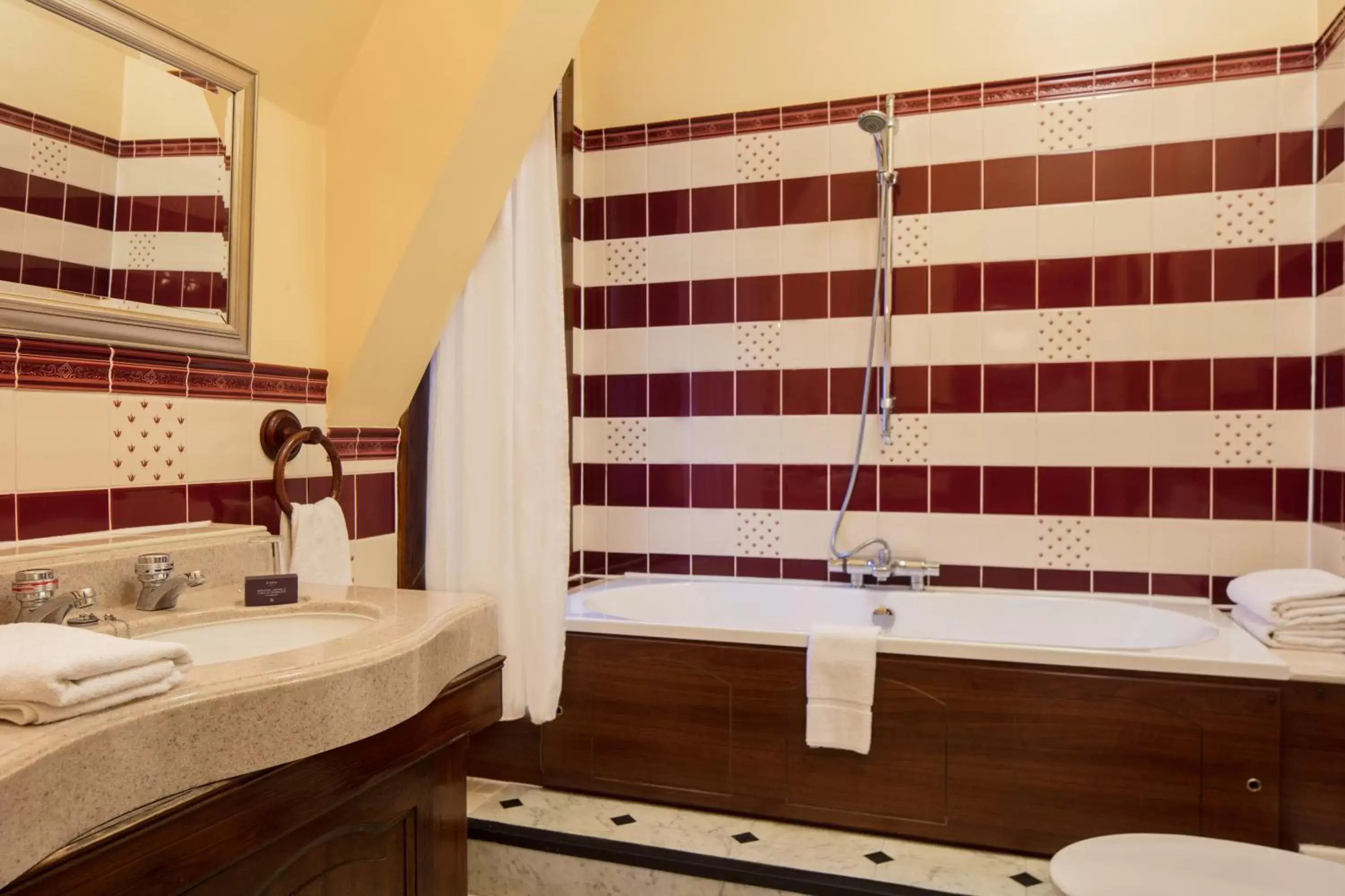 Bathroom in Dunston Hall Hotel, Spa & Golf Resort