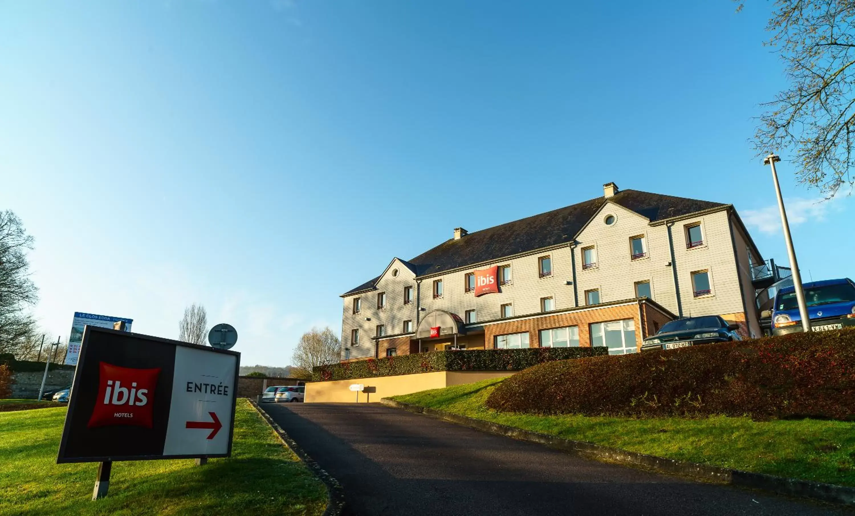 Facade/entrance, Property Building in ibis Honfleur