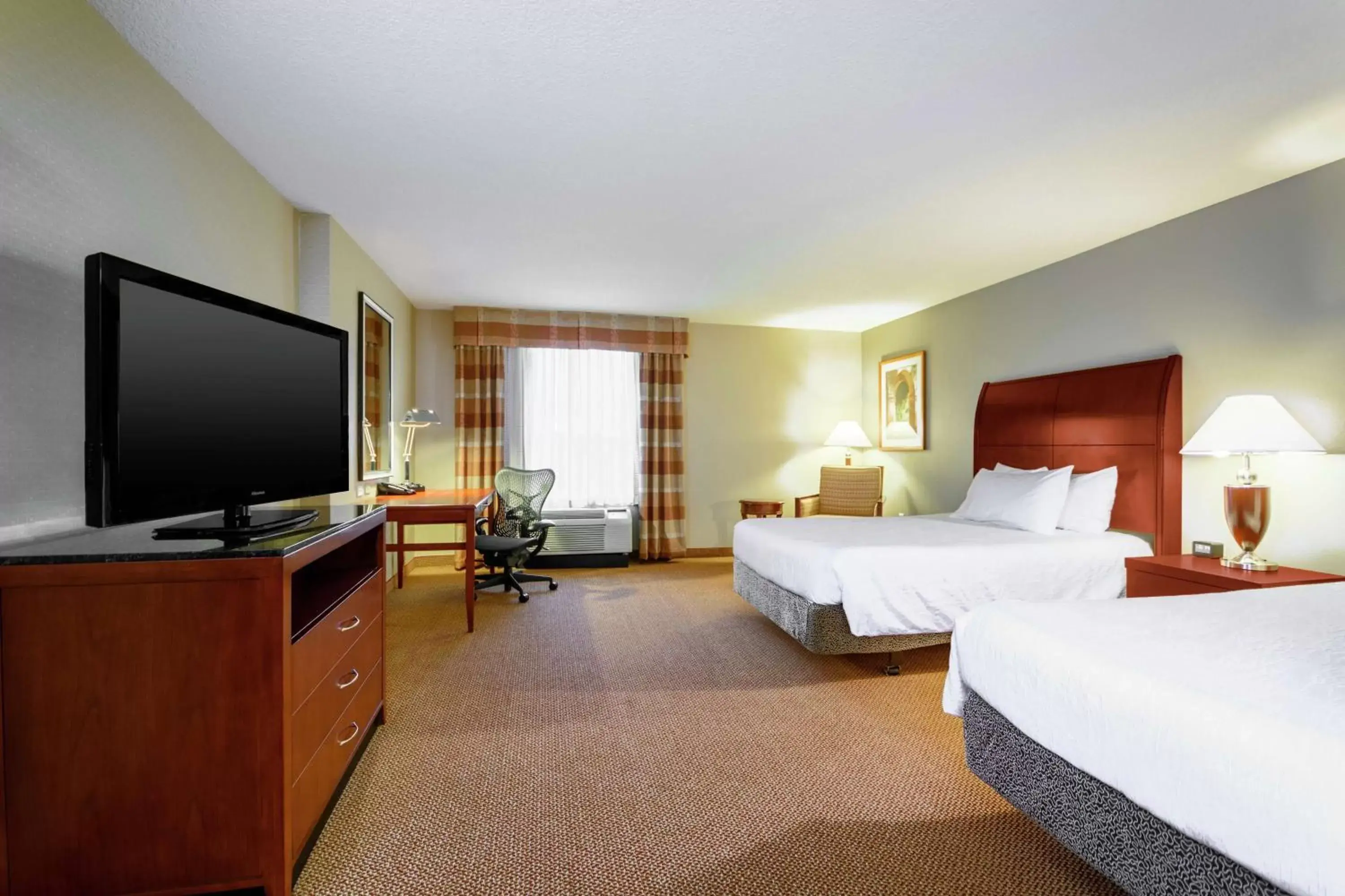 Bedroom, TV/Entertainment Center in Hilton Garden Inn Independence