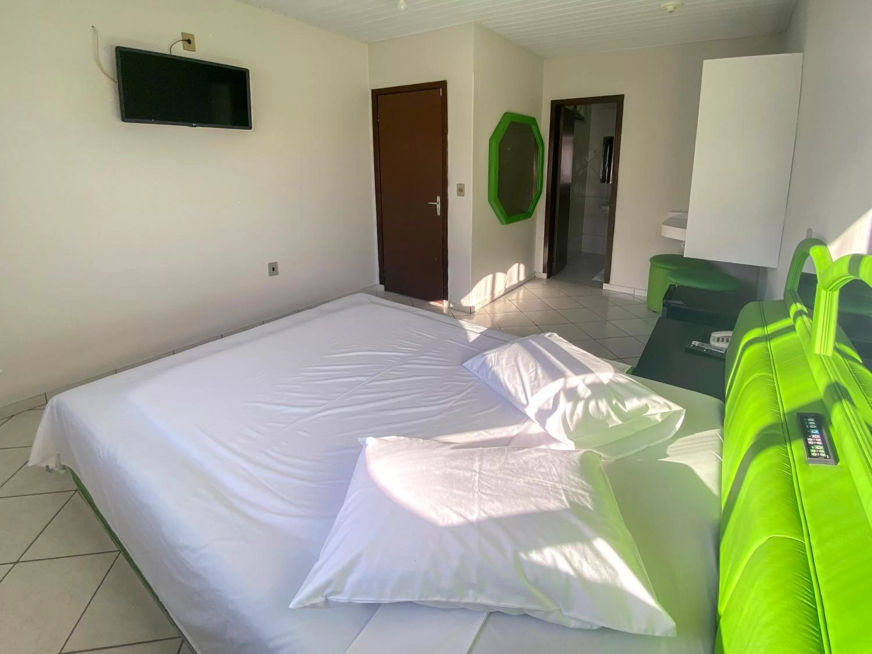 Photo of the whole room, Bed in GUINZA