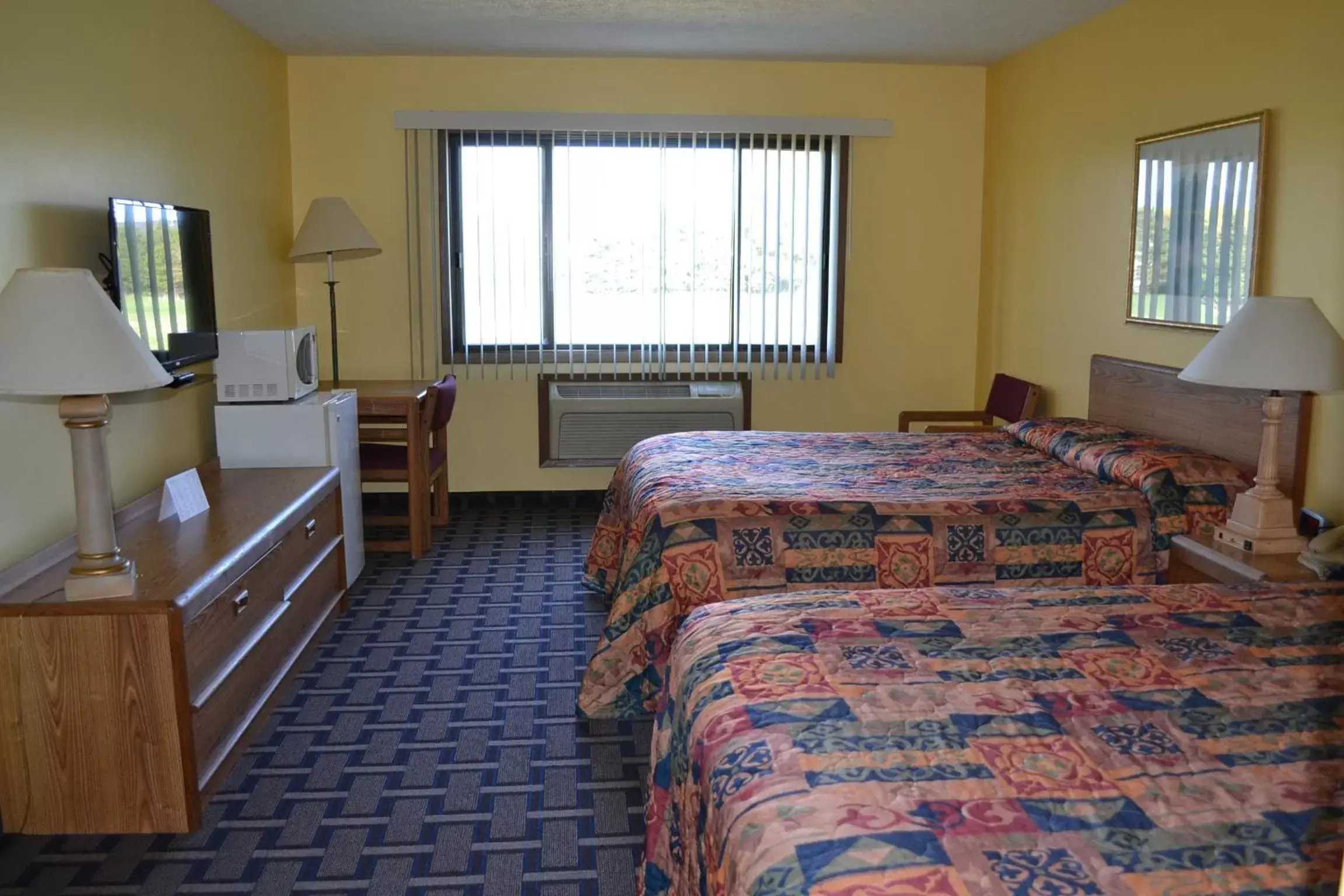 Photo of the whole room, Bed in Sky Lodge Inn & Suites - Delavan