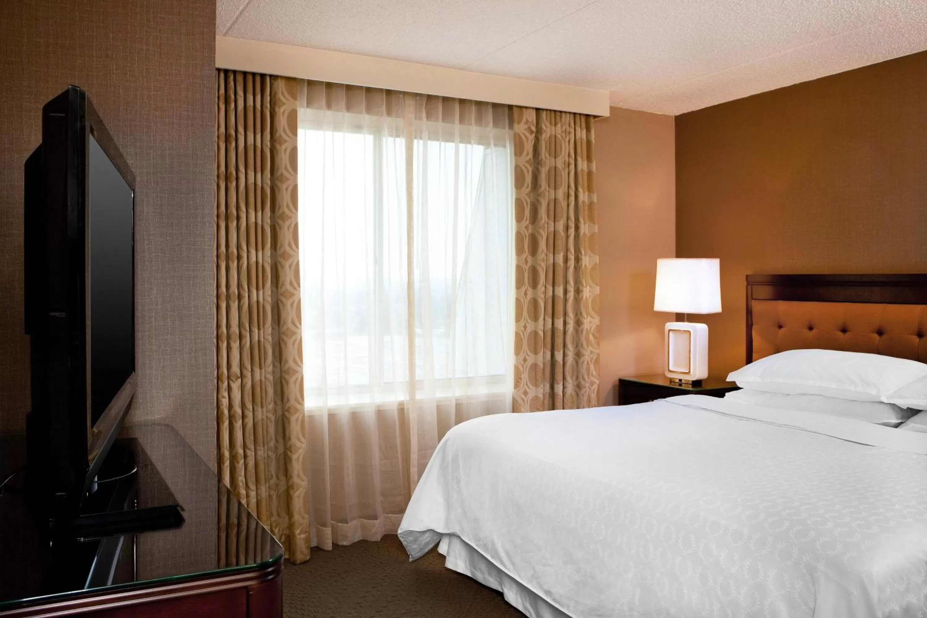 Bedroom, Bed in Sheraton Great Valley Hotel