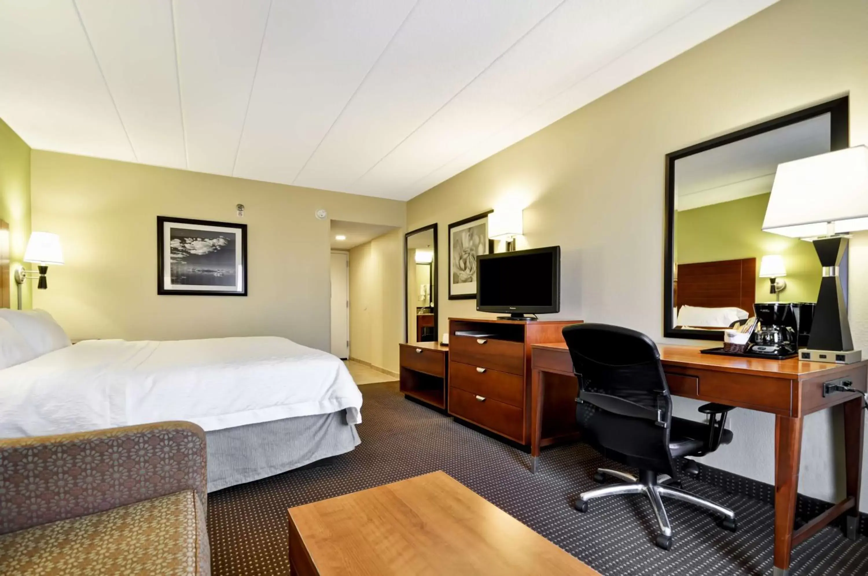 Bed in Hampton Inn Chicago-Gurnee