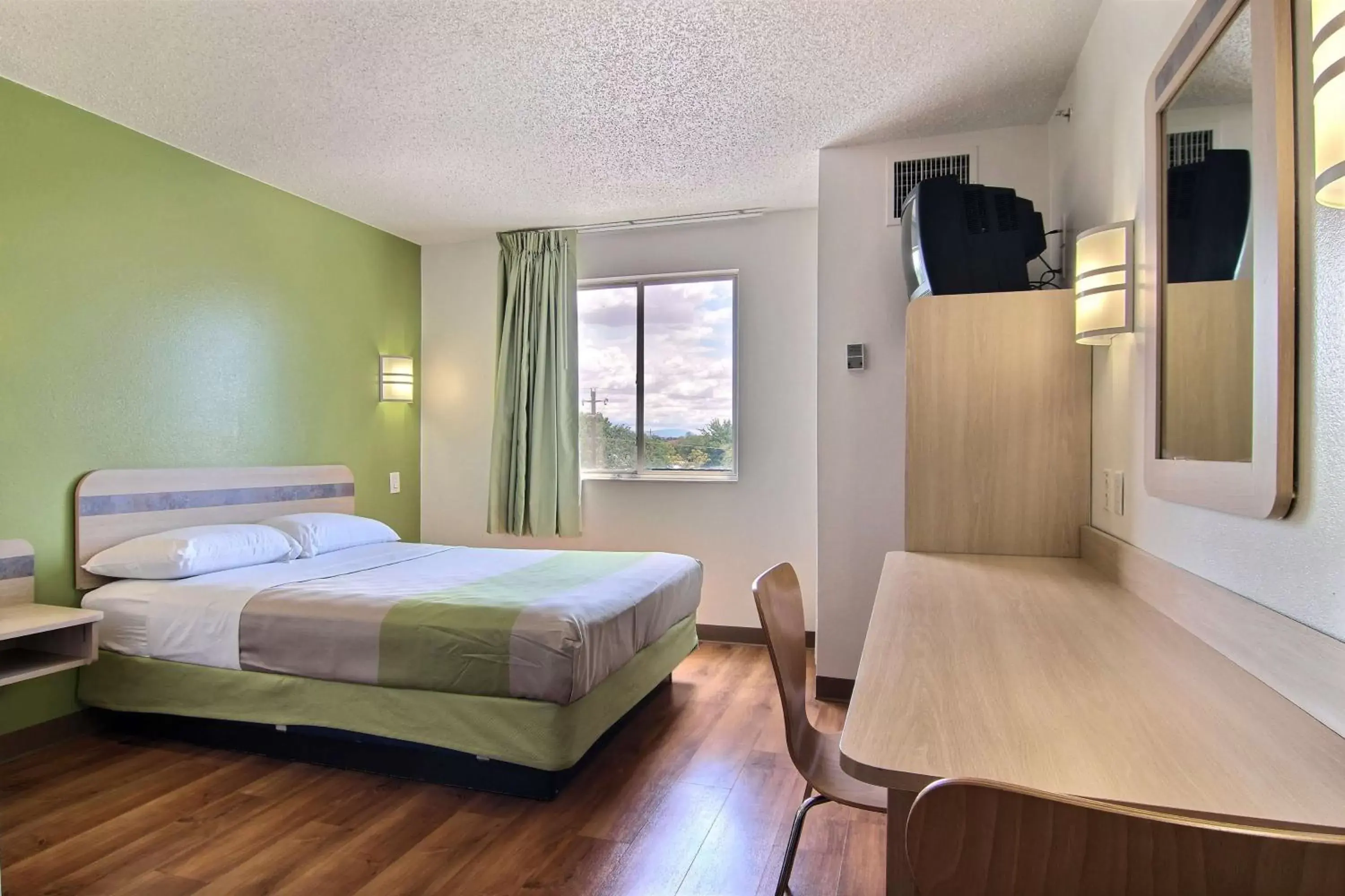 TV and multimedia, Room Photo in Motel 6-Albuquerque, NM - North