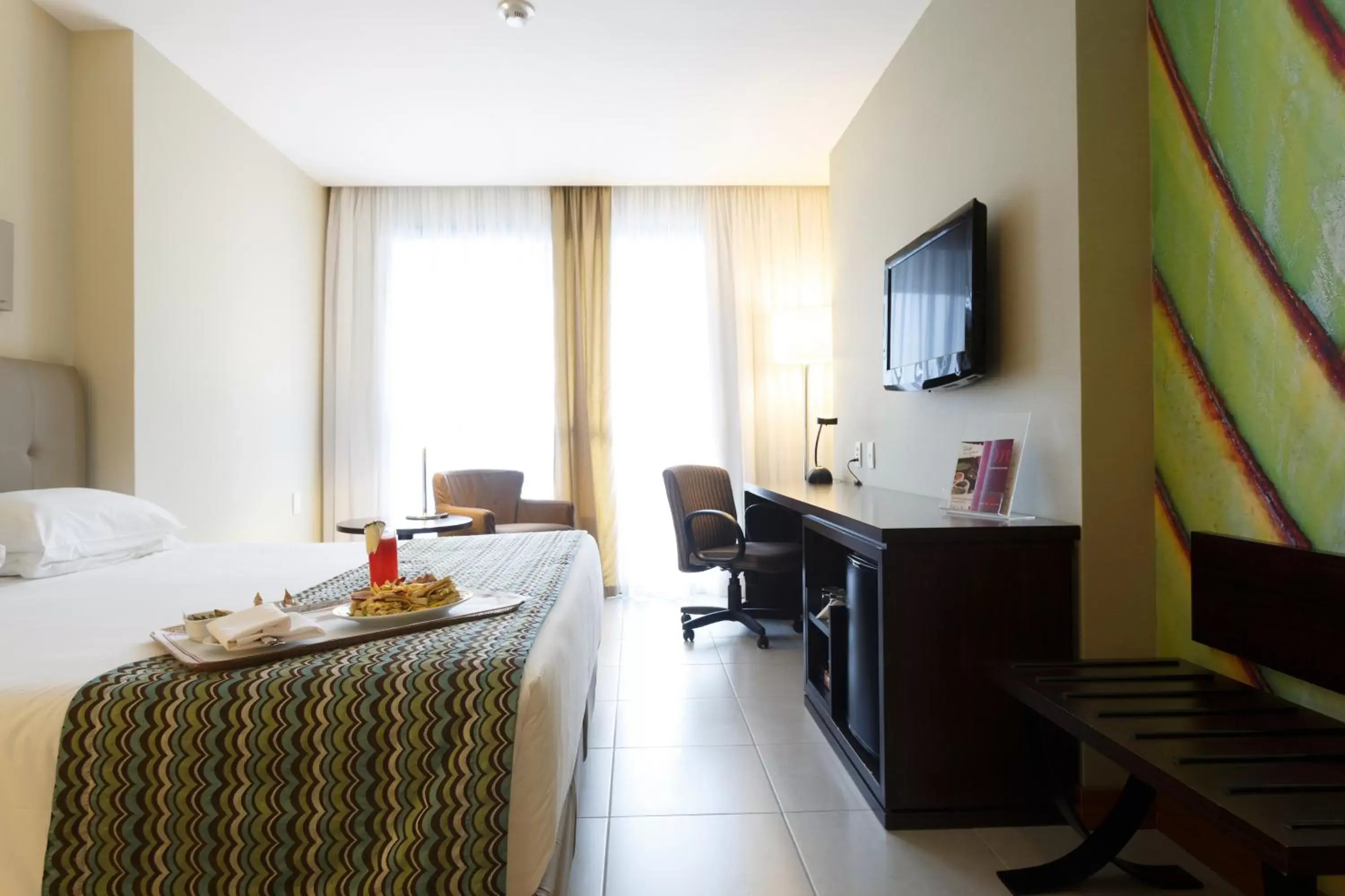 Bed, TV/Entertainment Center in Mercure Salvador Pituba