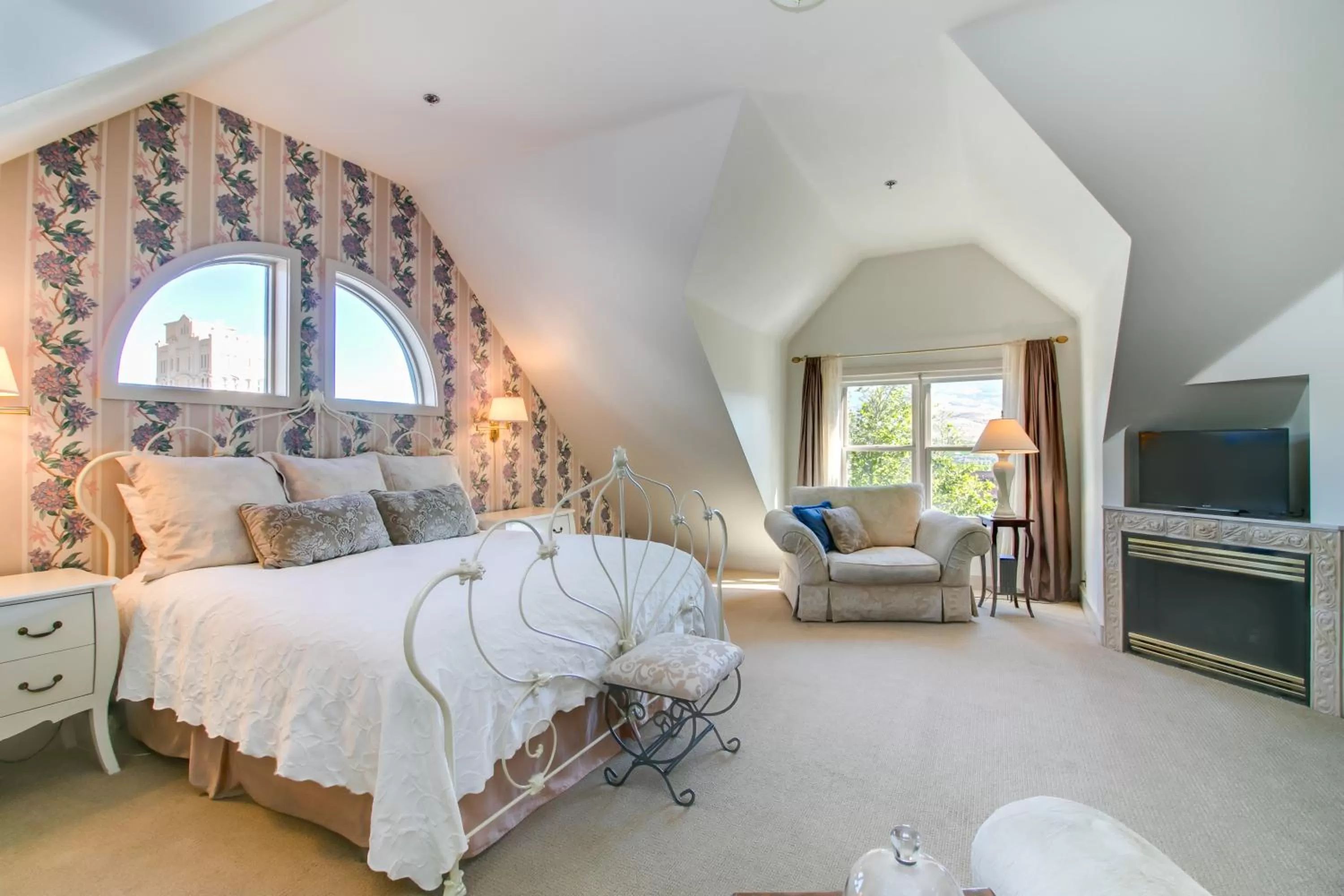 Bed in Winchester Inn