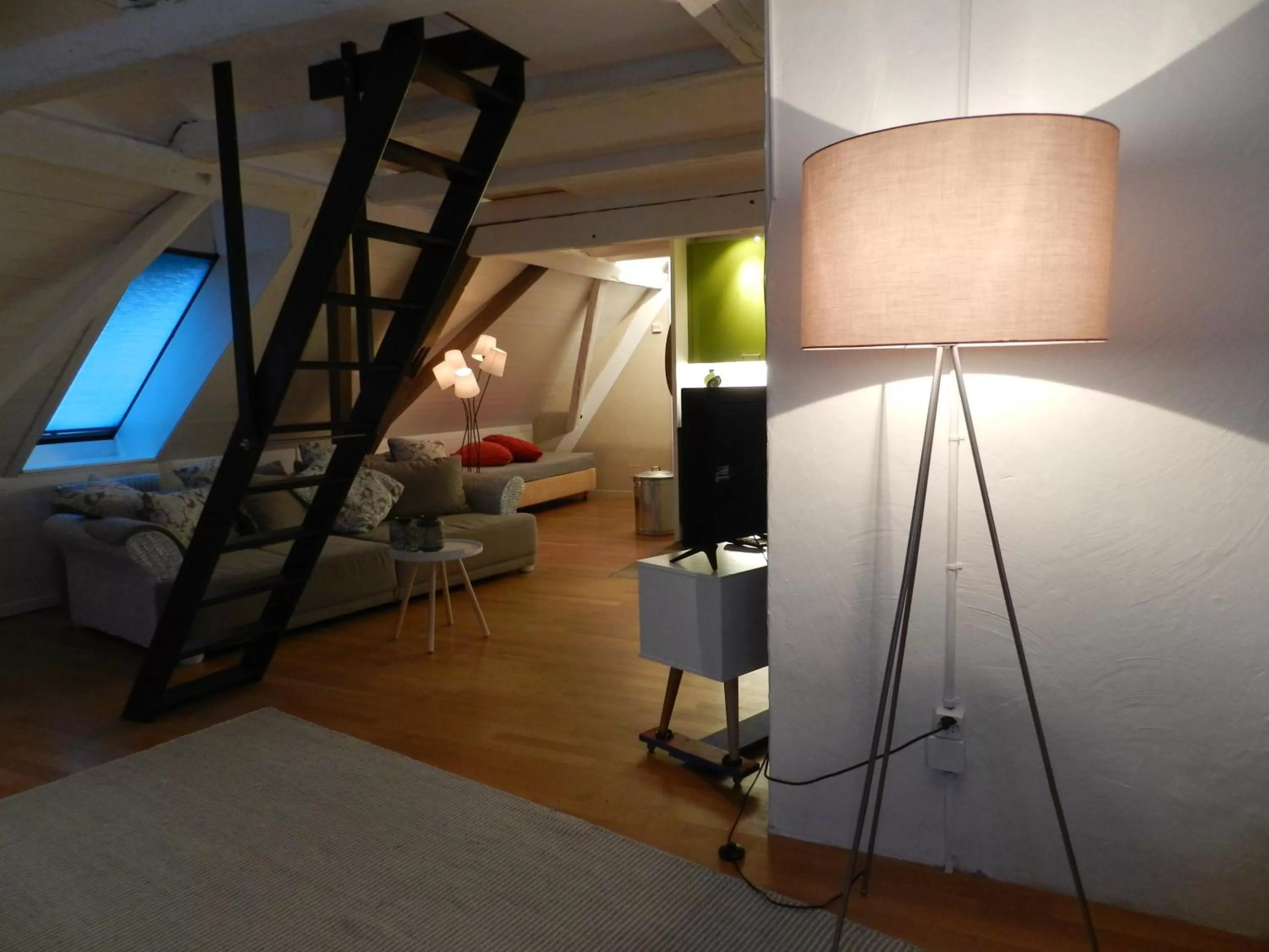 Photo of the whole room, Bed in Blue Wall BnB