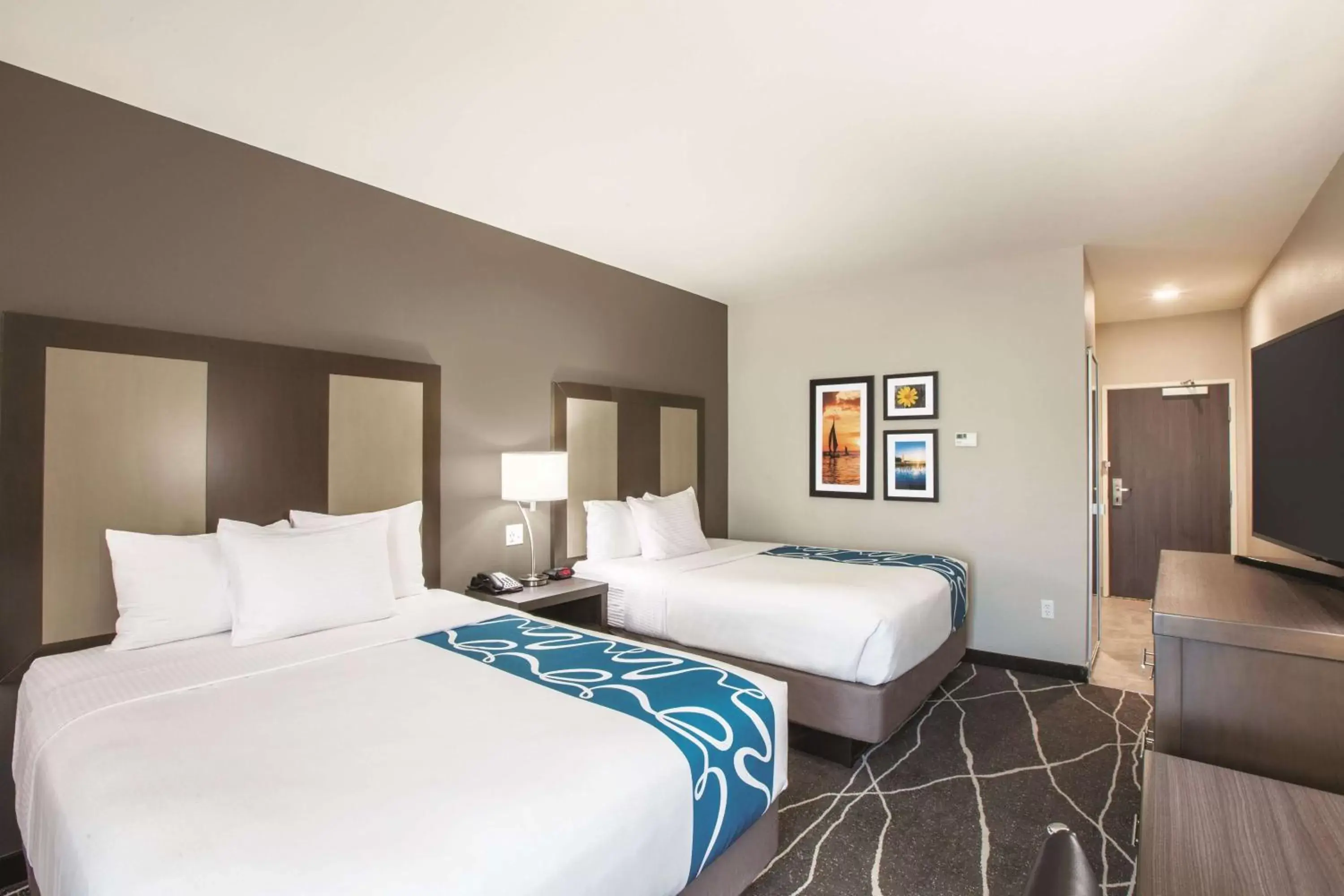Photo of the whole room, Bed in La Quinta by Wyndham Tulsa Broken Arrow