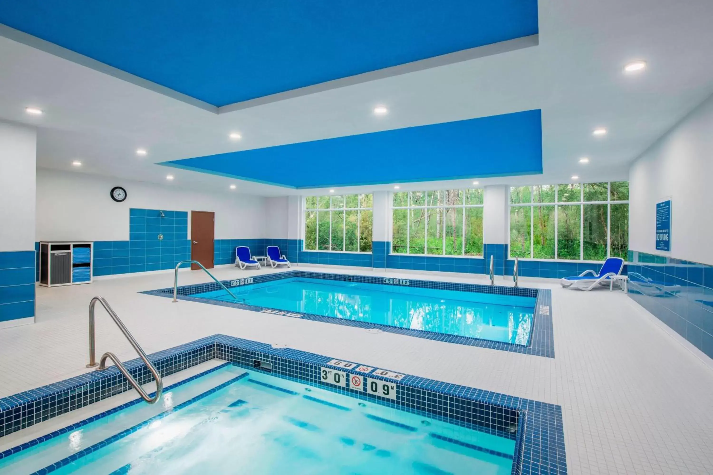 Swimming Pool in Four Points by Sheraton Grande Prairie