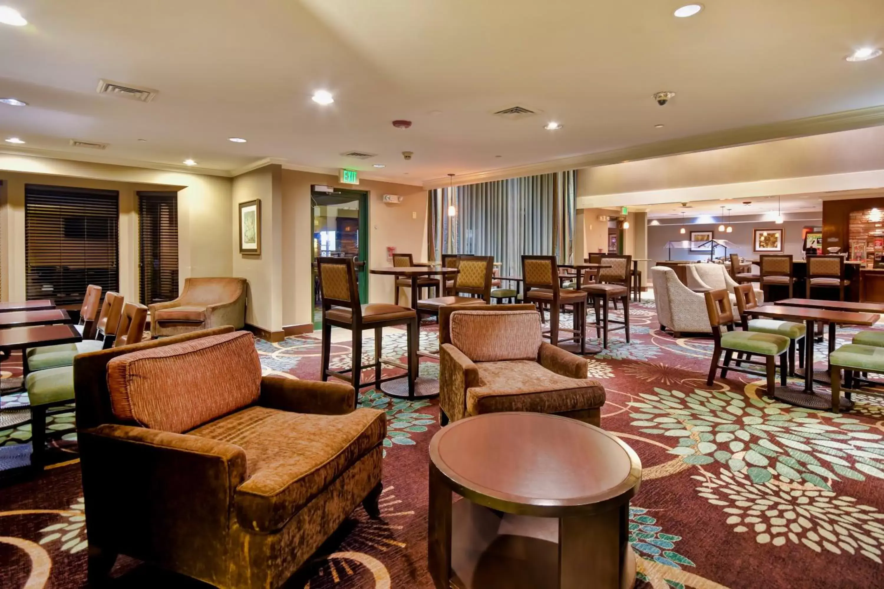 Restaurant/places to eat, Lounge/Bar in Staybridge Suites Middleton/Madison-West, an IHG Hotel